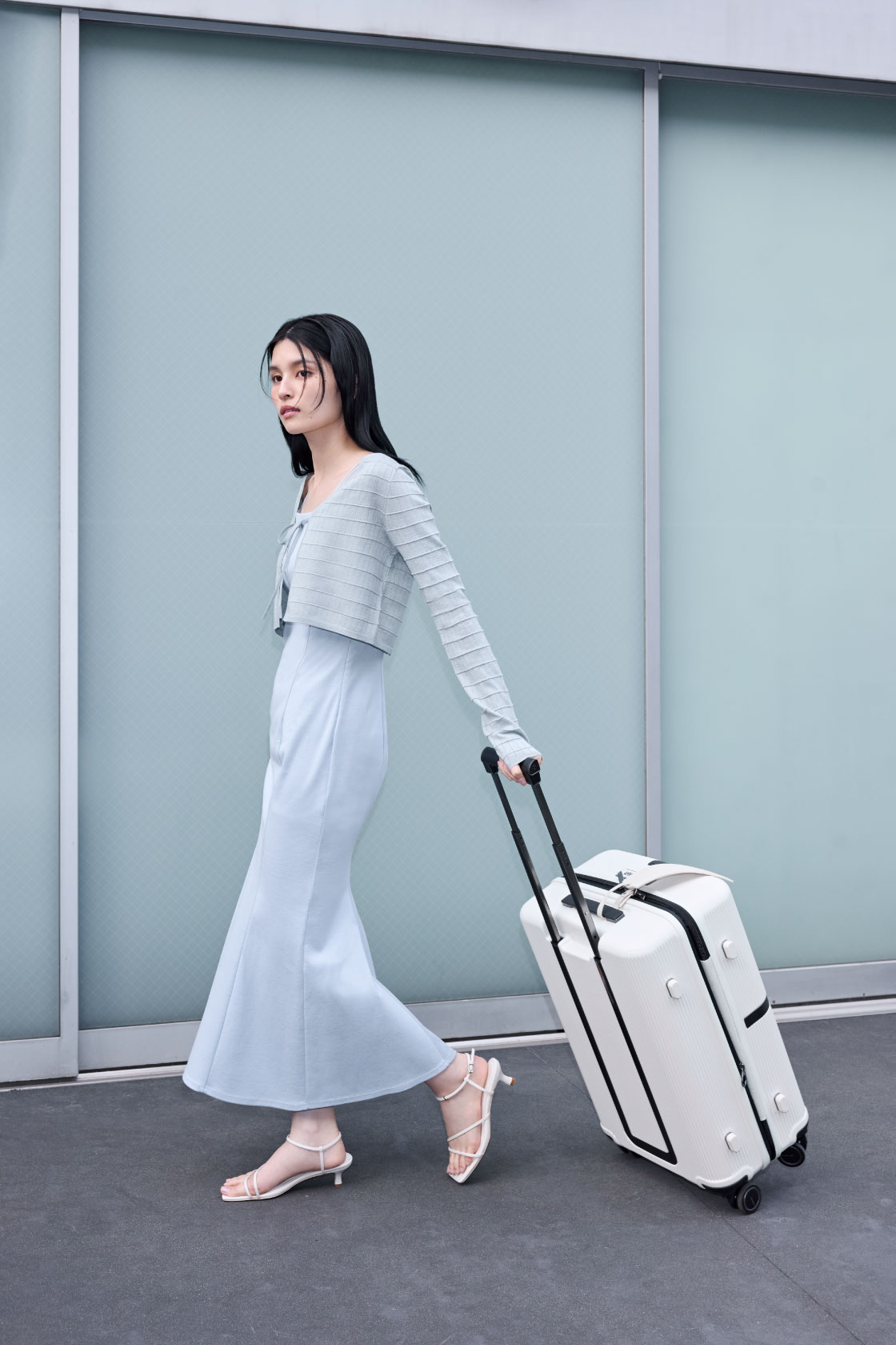 シルクブレンドタックブロッキングアンサンブルニット、カップインマーメイドカットキャミＯＰ、【Samsonite】コラボスーツケース、メタルストラップサンダルの着用イメージ