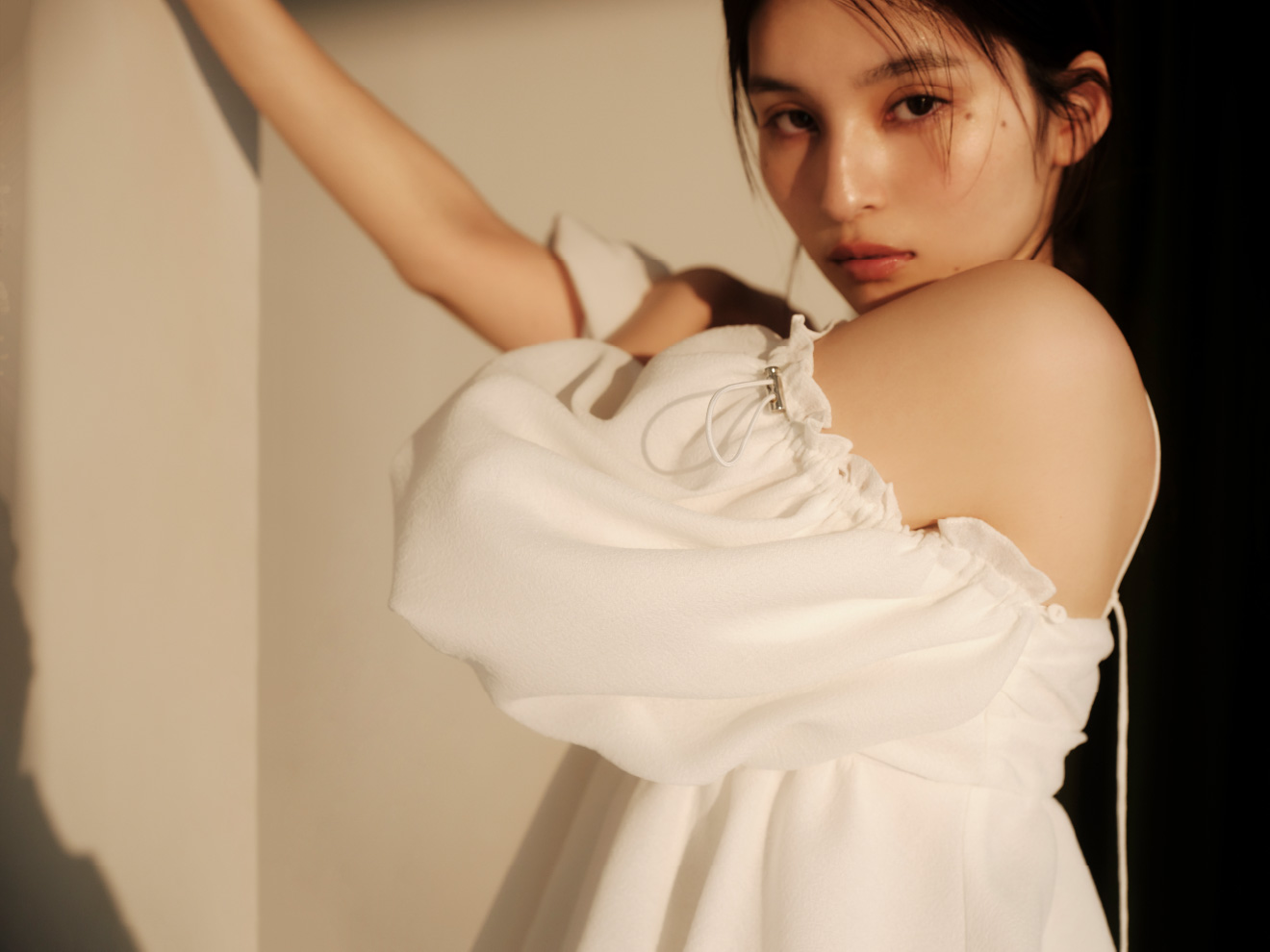 3wayオフショルパフスリーブブラウス／ウォッシャブルをきた女性