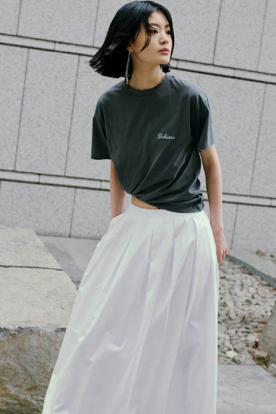 T-Shirtをきている女性モデル画像