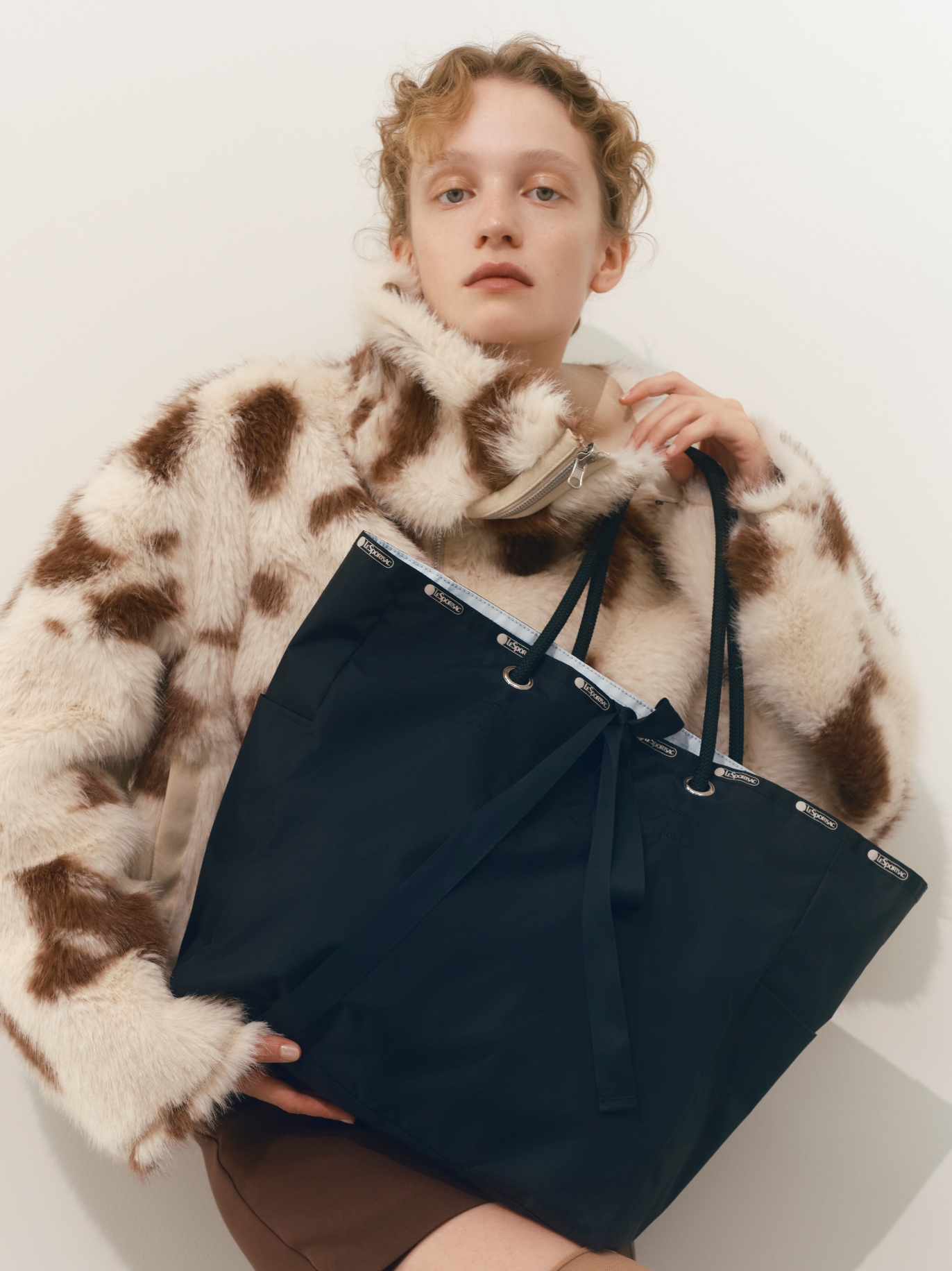 ブラック色の【LeSportsac】 Ribbon Tote Bag、ボンディングリバーシブルショートJK、シンプルスカショーパンを着用したモデル画像