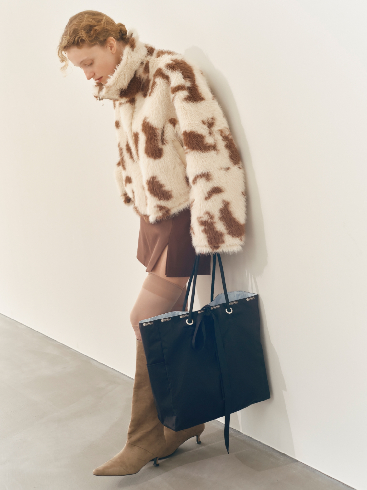 【LeSportsac】 Ribbon Tote Bag、ボンディングリバーシブルショートJK、シンプルスカショーパンの着用イメージ