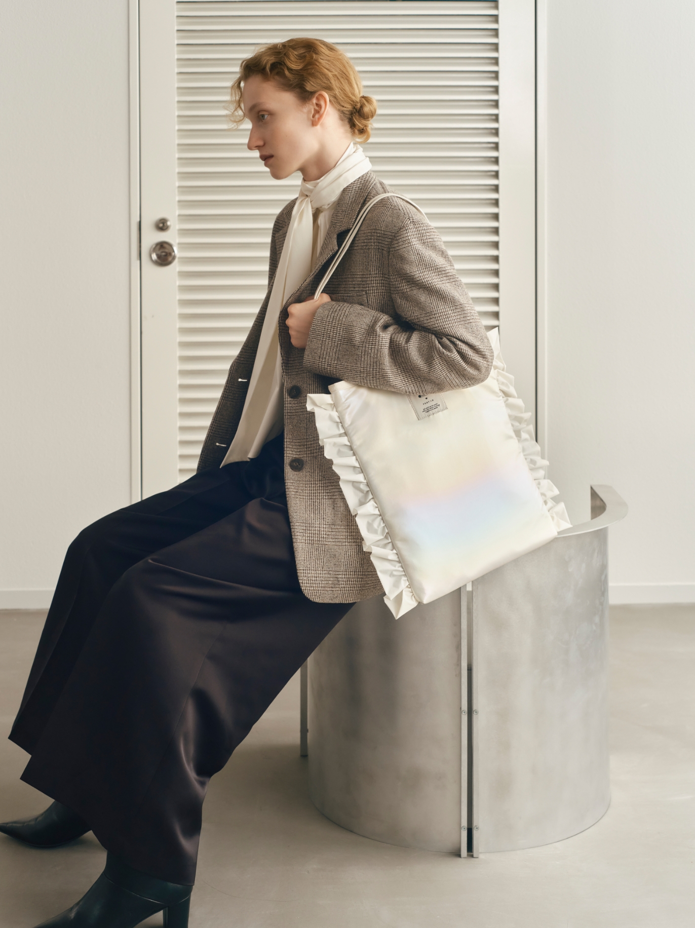 【LeSportsac 】Frill Tote Bag、2WAY　BIGジャケット、2wayシアーボウタイブラウス、ハイウエストコルセットパンツ、ポインテッドトゥショートブーツの着用イメージ