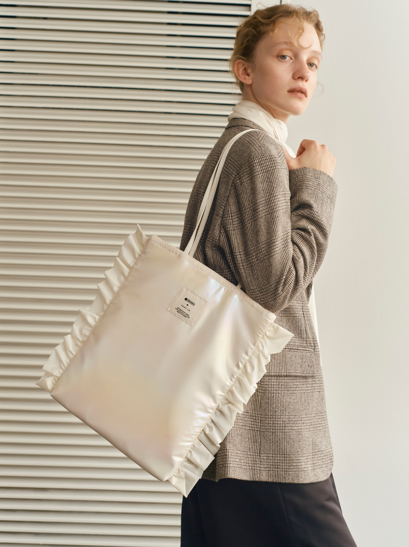 【LeSportsac 】Frill Tote Bag、2WAY　BIGジャケット、2wayシアーボウタイブラウス、ハイウエストコルセットパンツを着用したモデル画像