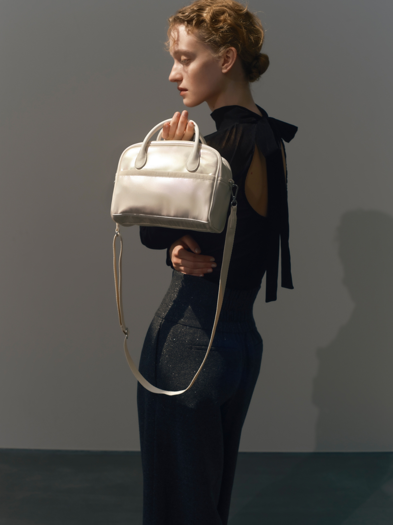 【LeSportsac】 Handbag、バックオープンフロッキーチュールトップス、ハイウエストタックワイドパンツを着用した女性のイメージ