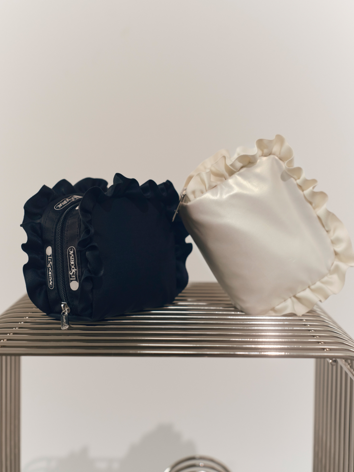 白と黒色の【LeSportsac】 Frill Pouchの商品画像