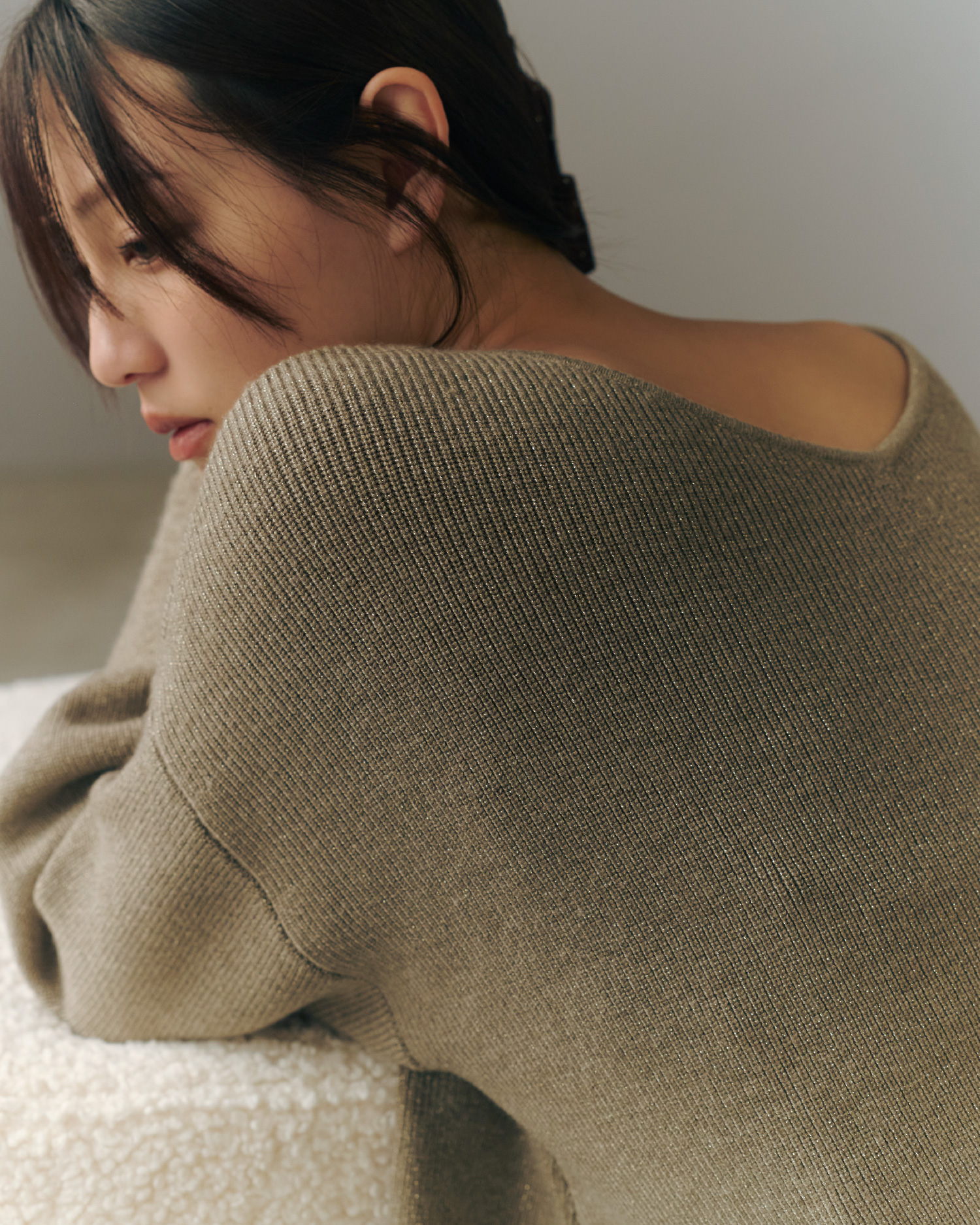 MOC色のWASHABLEボートネックニットTOPを着用したモデル画像