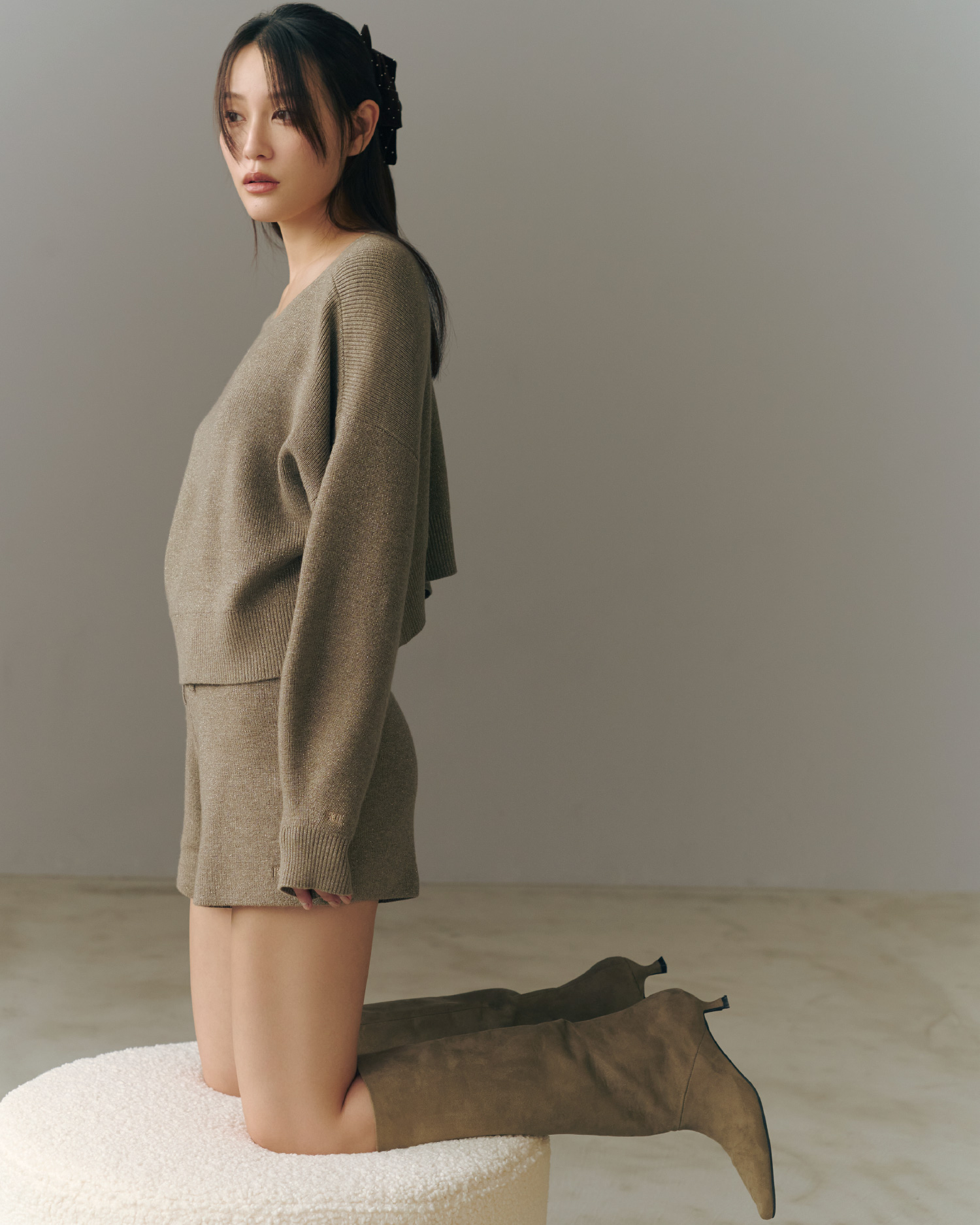 WASHABLEボートネックニットPO、WASHABLEウエストゴムニットSPT、【ルエル】リボンヘアクリップ、キトゥンヒールロングブーツの着用イメージ