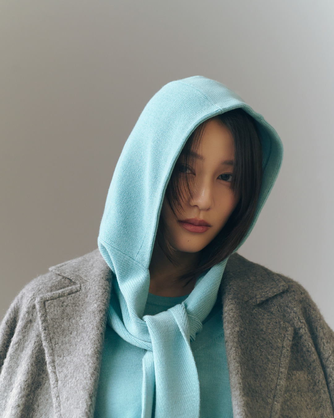 gray色のオーバーサイズウールシャギージャコット、TUQ色のWASHABLEアメスリニットアンサンブルを着用した女性のイメージ