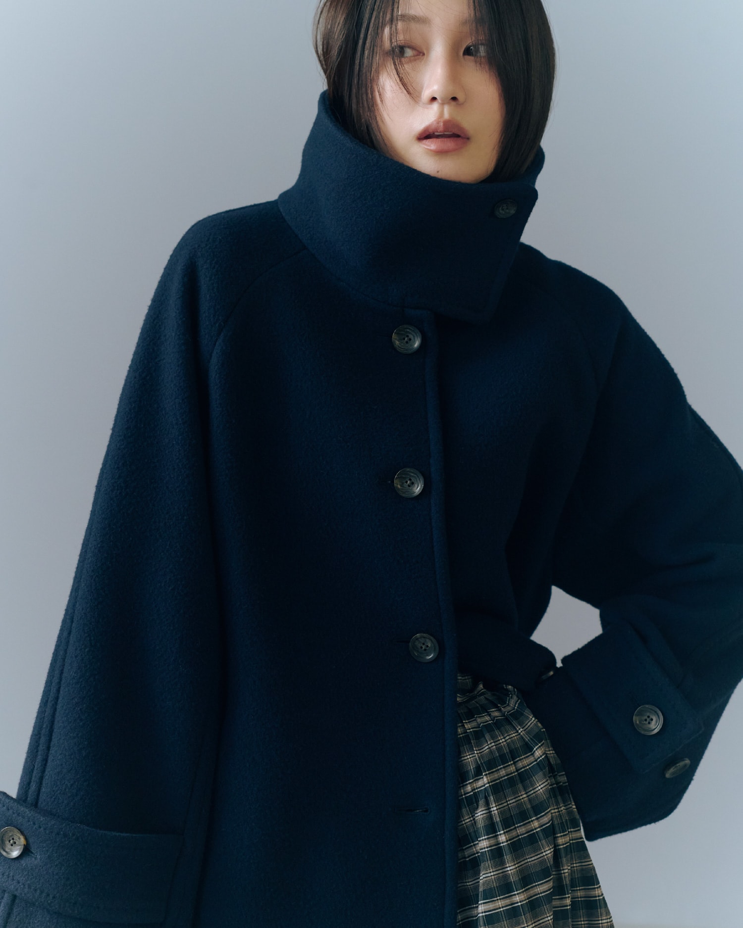 ピンク色のWASHABLEアメスリニットアンサンブル、ブラウン色の細ベルト付後ゴムタイトストレートSKを着用したモデル画像