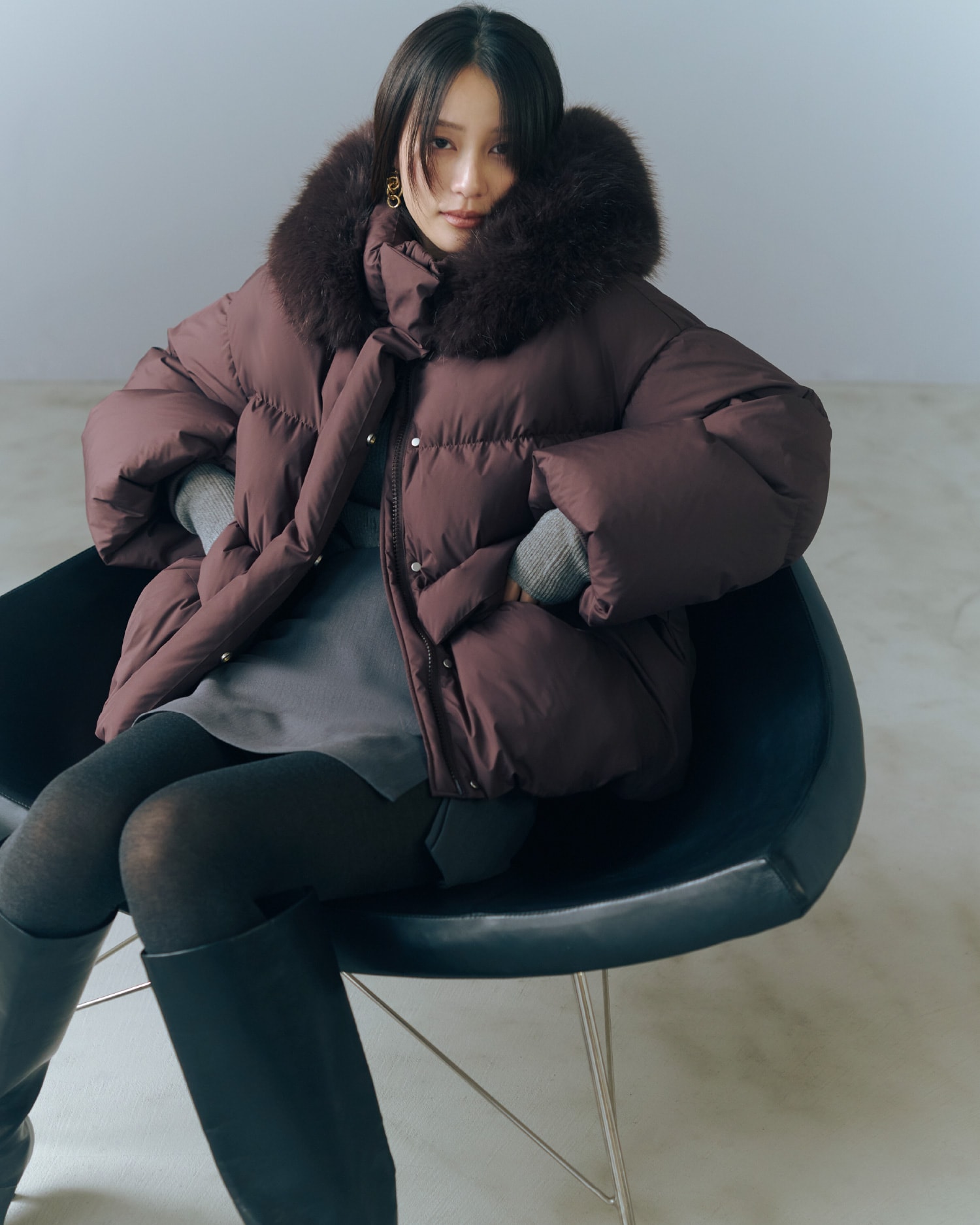 アイボリー色のWASHABLEアメスリニットアンサンブル、WASHABLEストレートニットSKの着用イメージ