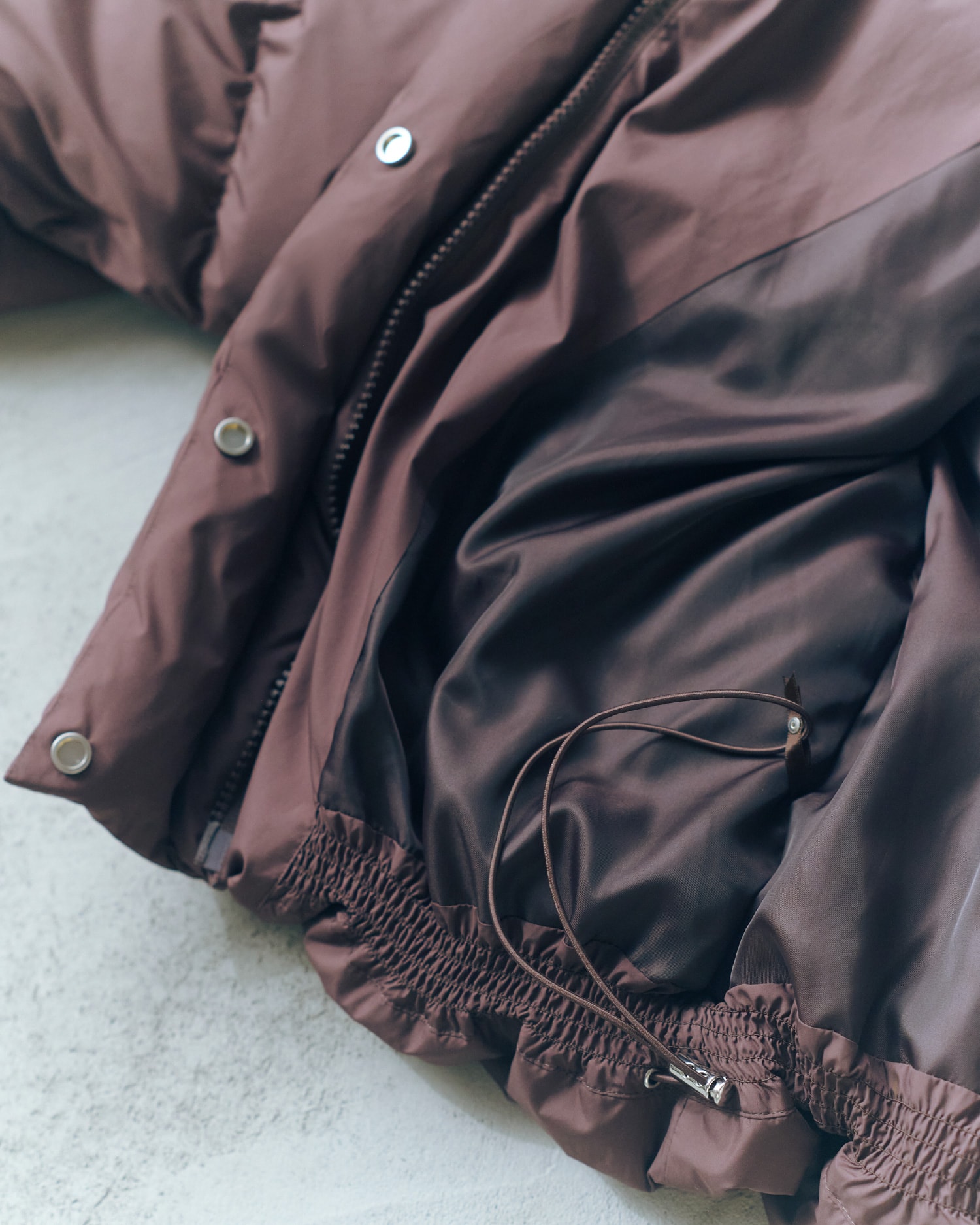 MOC色のWASHABLEボートネックニットTOPを着用したモデル画像