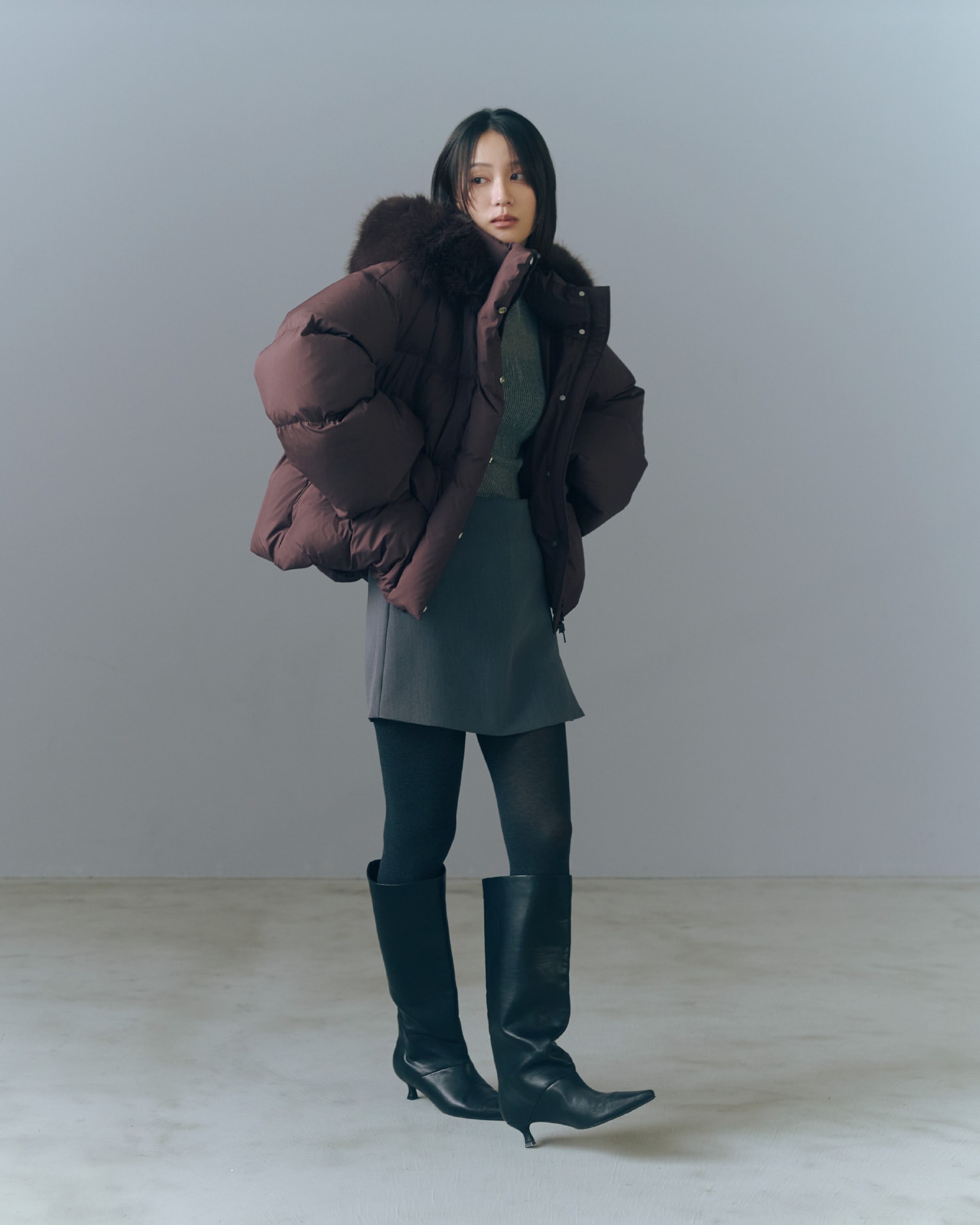 アイボリー色のWASHABLEアメスリニットアンサンブル、WASHABLEストレートニットSKの着用イメージ