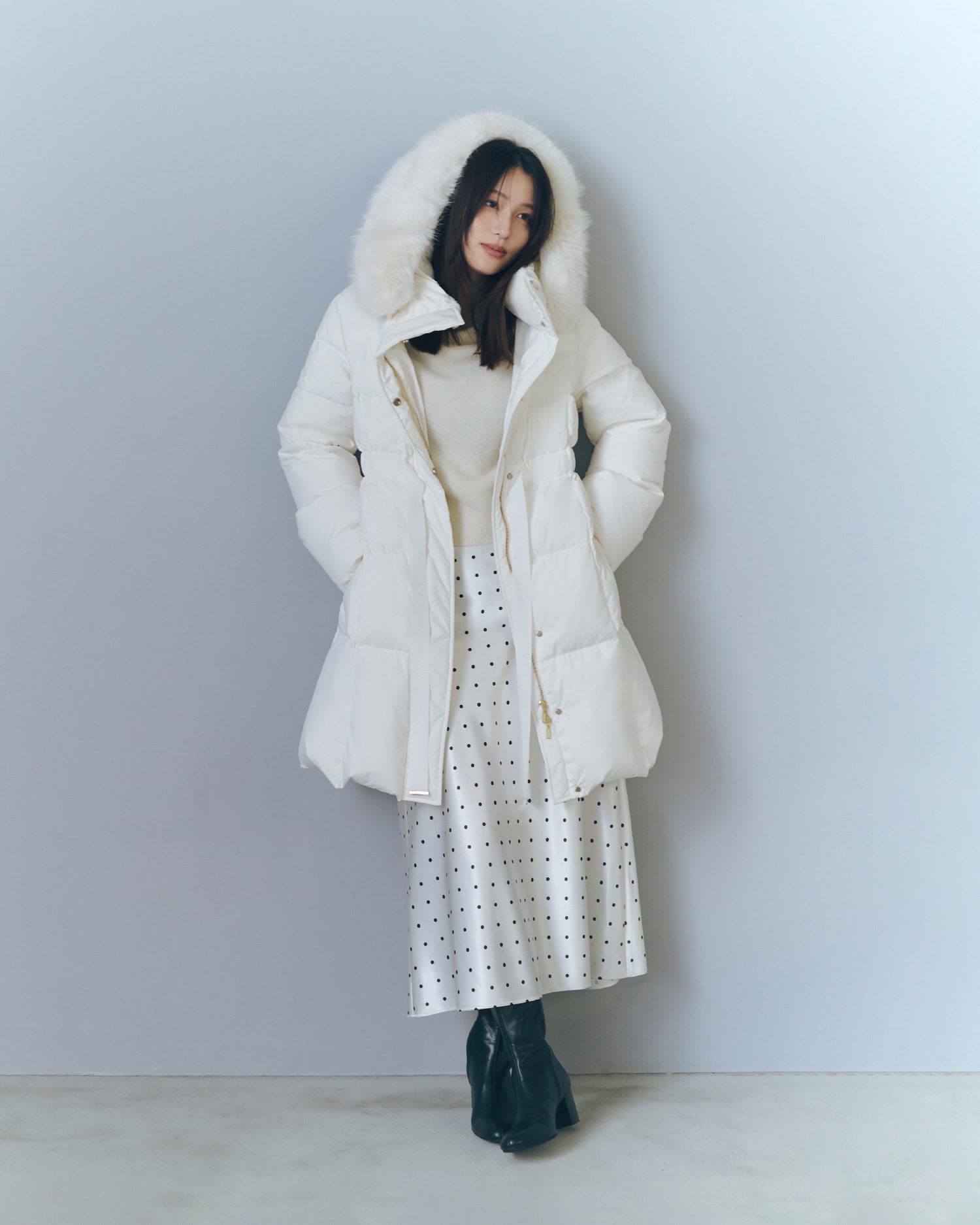 WASHABLEボートネックニットPO、WASHABLEウエストゴムニットSPT、【ルエル】リボンヘアクリップ、キトゥンヒールロングブーツを着用し、ソファーに座ってる女性のイメージ