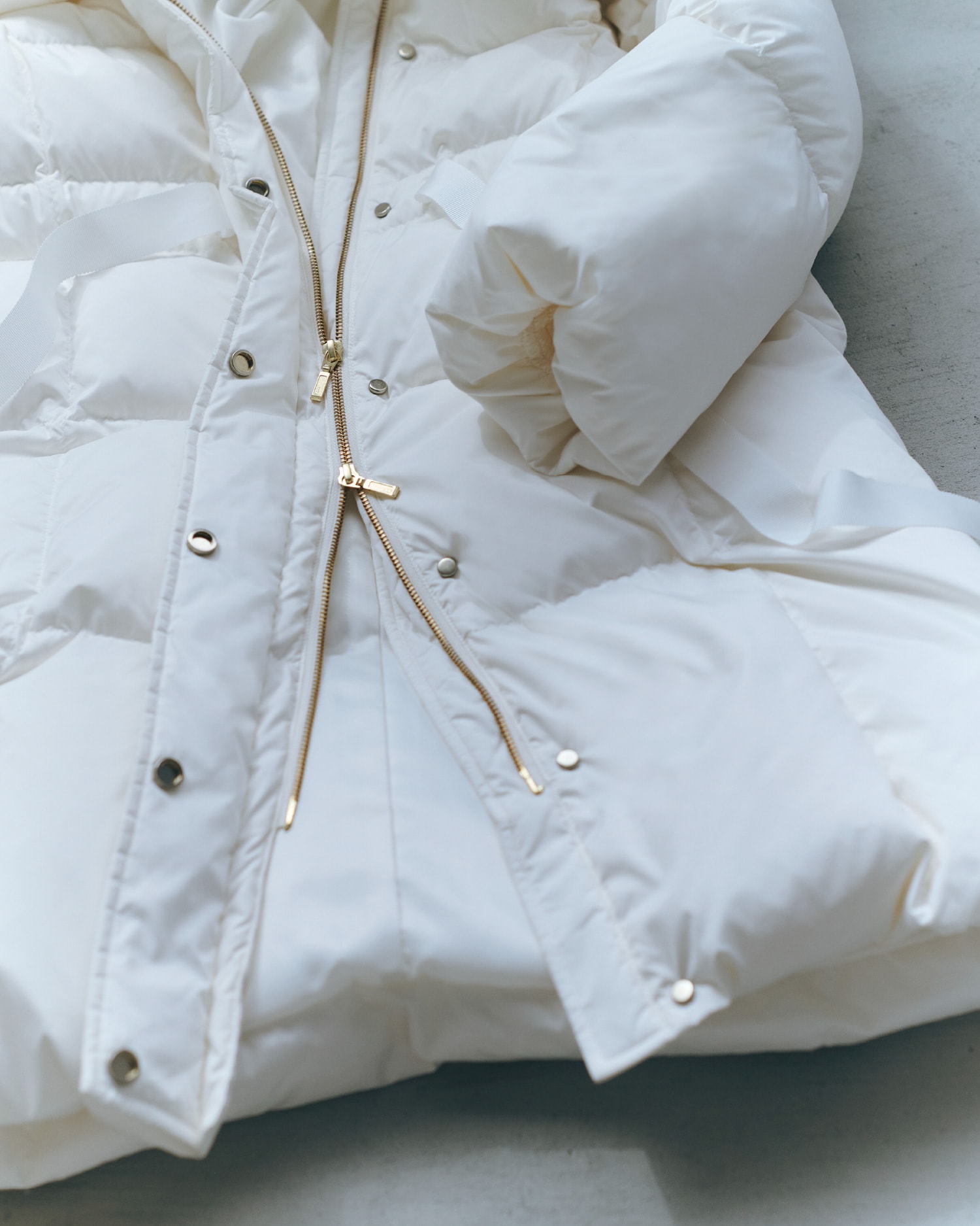 MOC色のWASHABLEボートネックニットTOPを着用したモデル画像