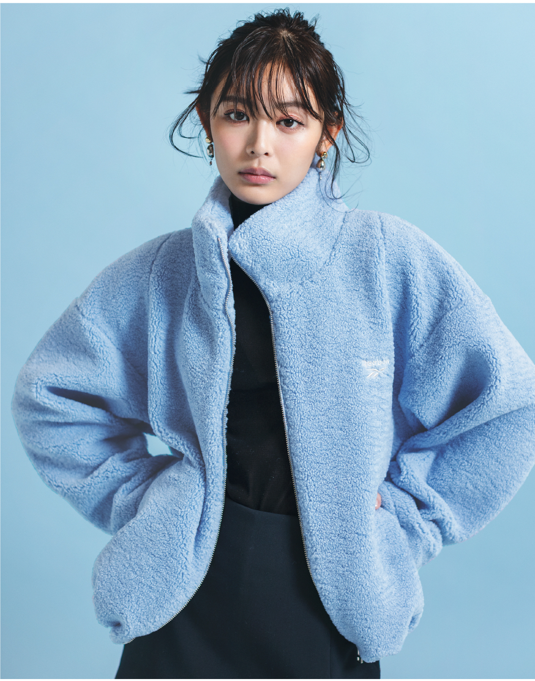 【Reebok】ジップアップボアブルゾン・シンプルスカショーパン・リボンミュール・2WAYトリニティドロップピアスを着用した女性