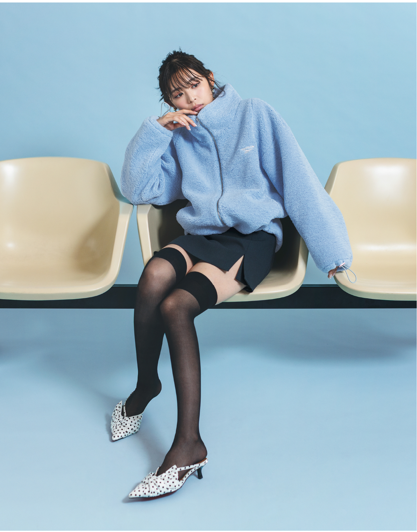 【Reebok】ジップアップボアブルゾン・シンプルスカショーパン・リボンミュール・2WAYトリニティドロップピアスを着用した女性