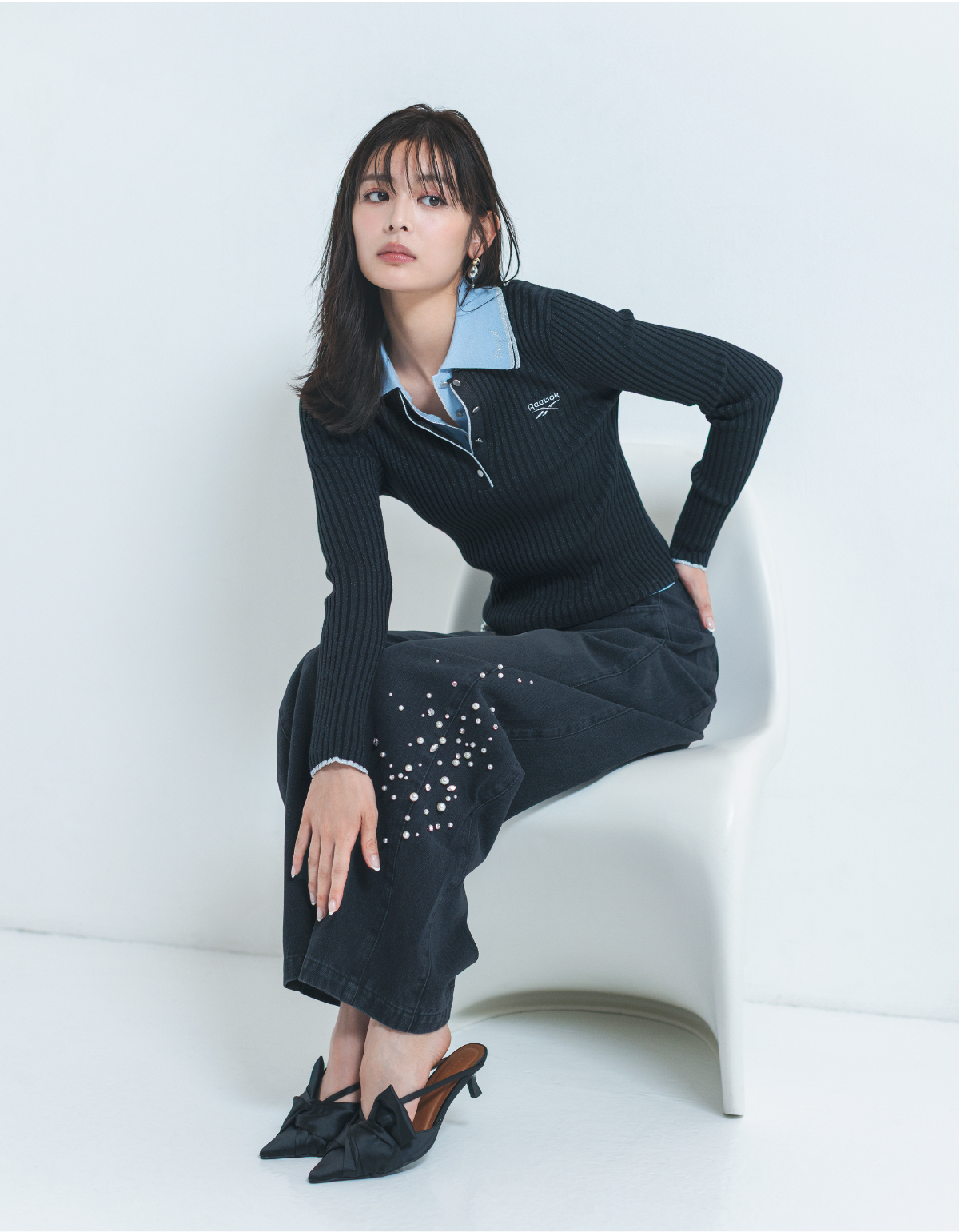 【Reebok】ラメリブポロカラーニット・【Reebok】ラメリブポロカラーニット・ハイウエストビジューデニムPT・リボンミュール・2WAYトリニティドロップピアスを着用した女性