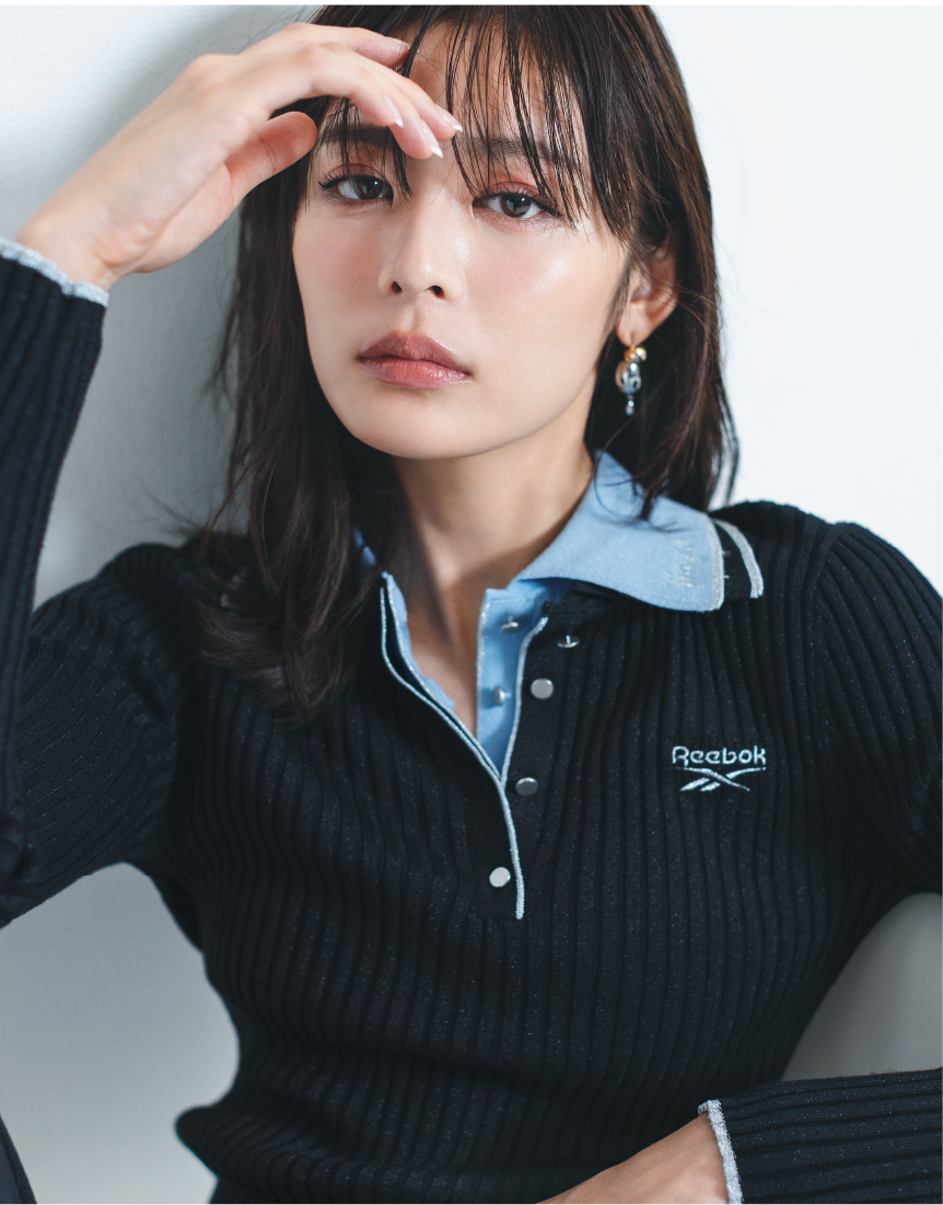 【Reebok】ラメリブポロカラーニット・【Reebok】ラメリブポロカラーニット・ハイウエストビジューデニムPT・リボンミュール・2WAYトリニティドロップピアスを着用した女性