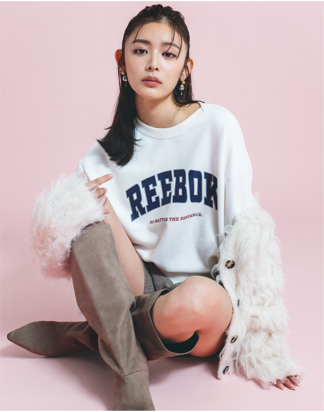 【Reebok】ボリュームスリーブスウェットプルオーバー・2wayブラッシュシャギーカーディガン・WASHABLEウエストゴムニットSPT・キトゥンヒールロングブーツ・2WAYトリニティドロップピアスを着用した女性