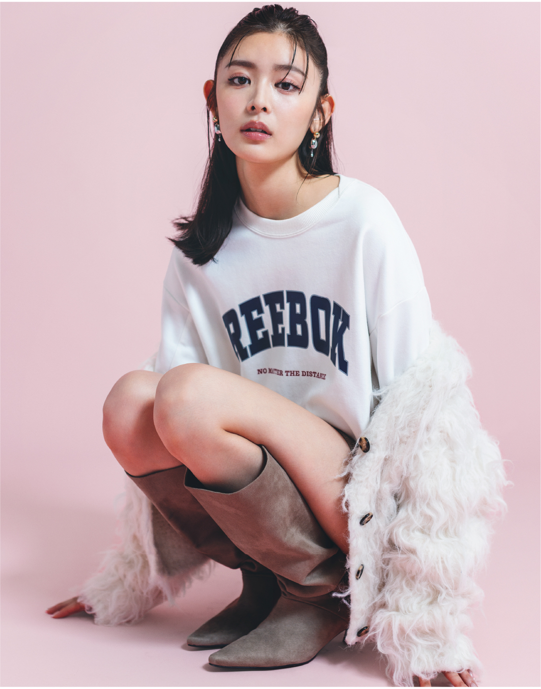 【Reebok】ボリュームスリーブスウェットプルオーバー・2wayブラッシュシャギーカーディガン・WASHABLEウエストゴムニットSPT・キトゥンヒールロングブーツ・2WAYトリニティドロップピアスを着用した女性の画像