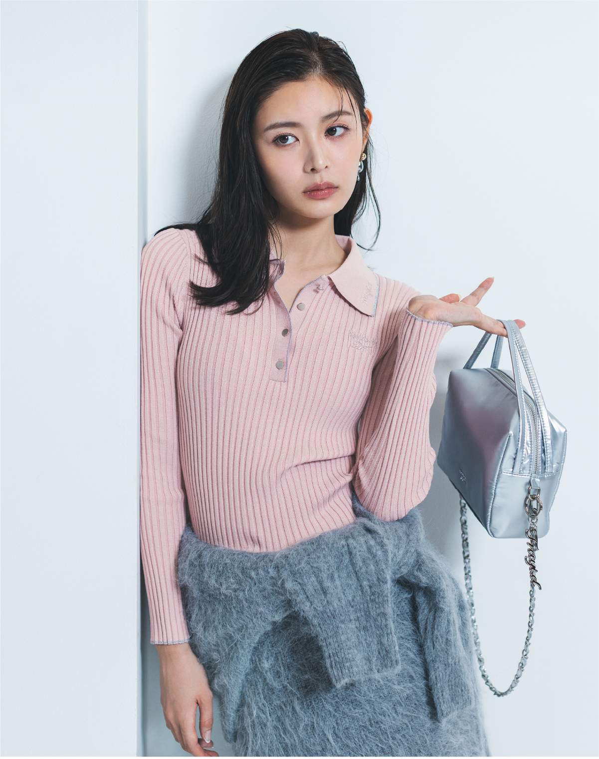 【Reebok】ラメリブポロカラーニット・アルパカシャギーハーフジッププルオーバー・アルパカシャギーセミフレアニットスカート・ポインテッドトゥショートブーツ・【Reebok】ナイロンハンドルバッグ・2WAYトリニティドロップピアスを着用した女性