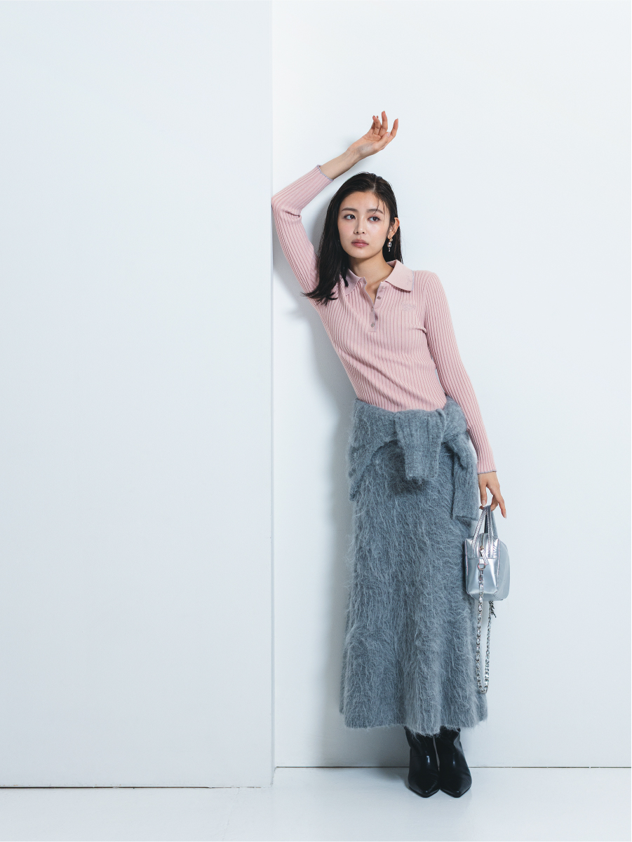 【Reebok】ラメリブポロカラーニット・アルパカシャギーハーフジッププルオーバー・アルパカシャギーセミフレアニットスカート・ポインテッドトゥショートブーツ・【Reebok】ナイロンハンドルバッグ・2WAYトリニティドロップピアスを着用した女性