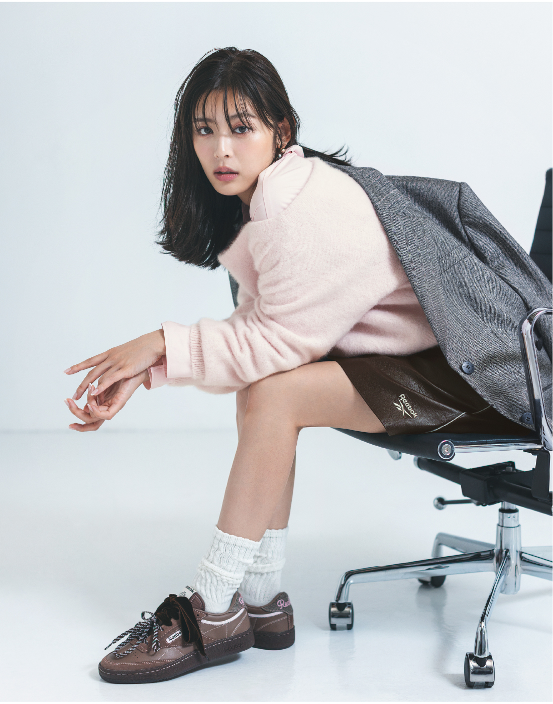 2WAY BIGジャケット・FoxCashオフショルニットトップス・カメリア スタンダードシャツ・【Reebok】サイドパイピングミニスカート・【Reebok】スニーカー・2WAYトリニティドロップピアスを着用した女性の画像