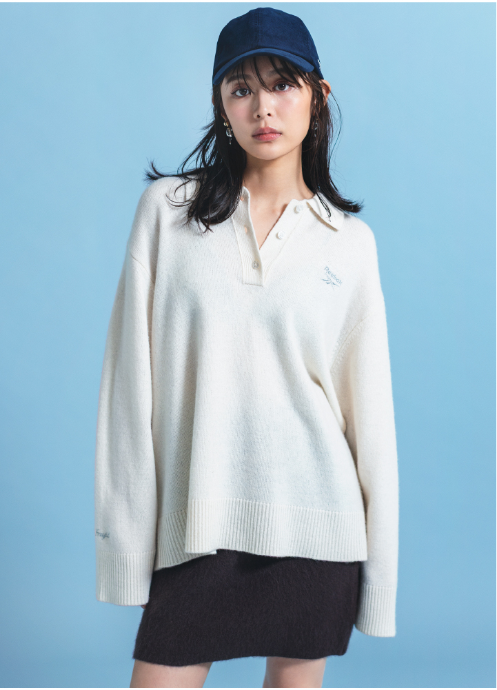 【Reebok】ラガーカラーポロニットプルオーバー・ラクーンダブルフェイスニットミニスカート・シンプルスカショーパン・【Reebok】キャップ・2WAYトリニティドロップピアスを着用した女性の画像