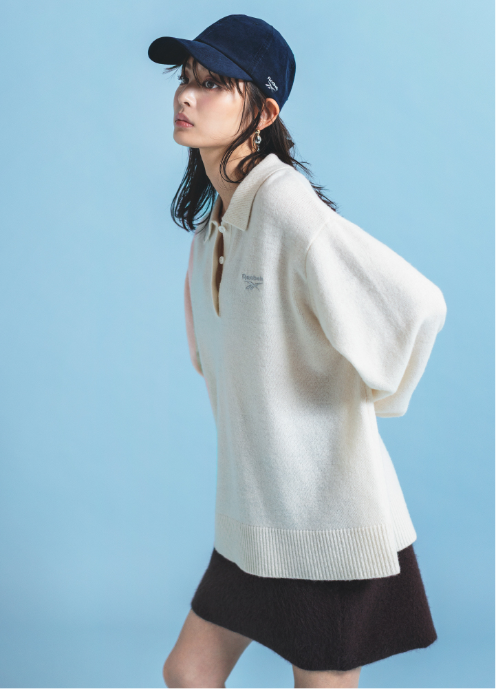 【Reebok】ラガーカラーポロニットプルオーバー・ラクーンダブルフェイスニットミニスカート・シンプルスカショーパン・【Reebok】キャップ・2WAYトリニティドロップピアスを着用した女性の画像