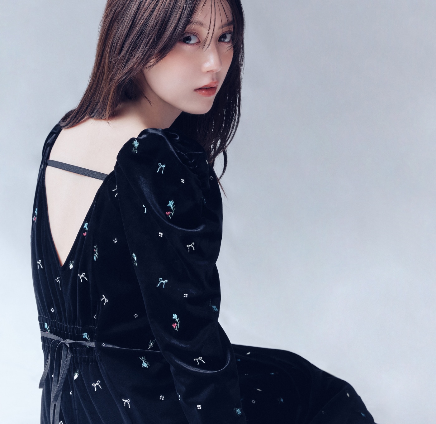 ベロアナローワンピースを着た女性のメインビジュアル