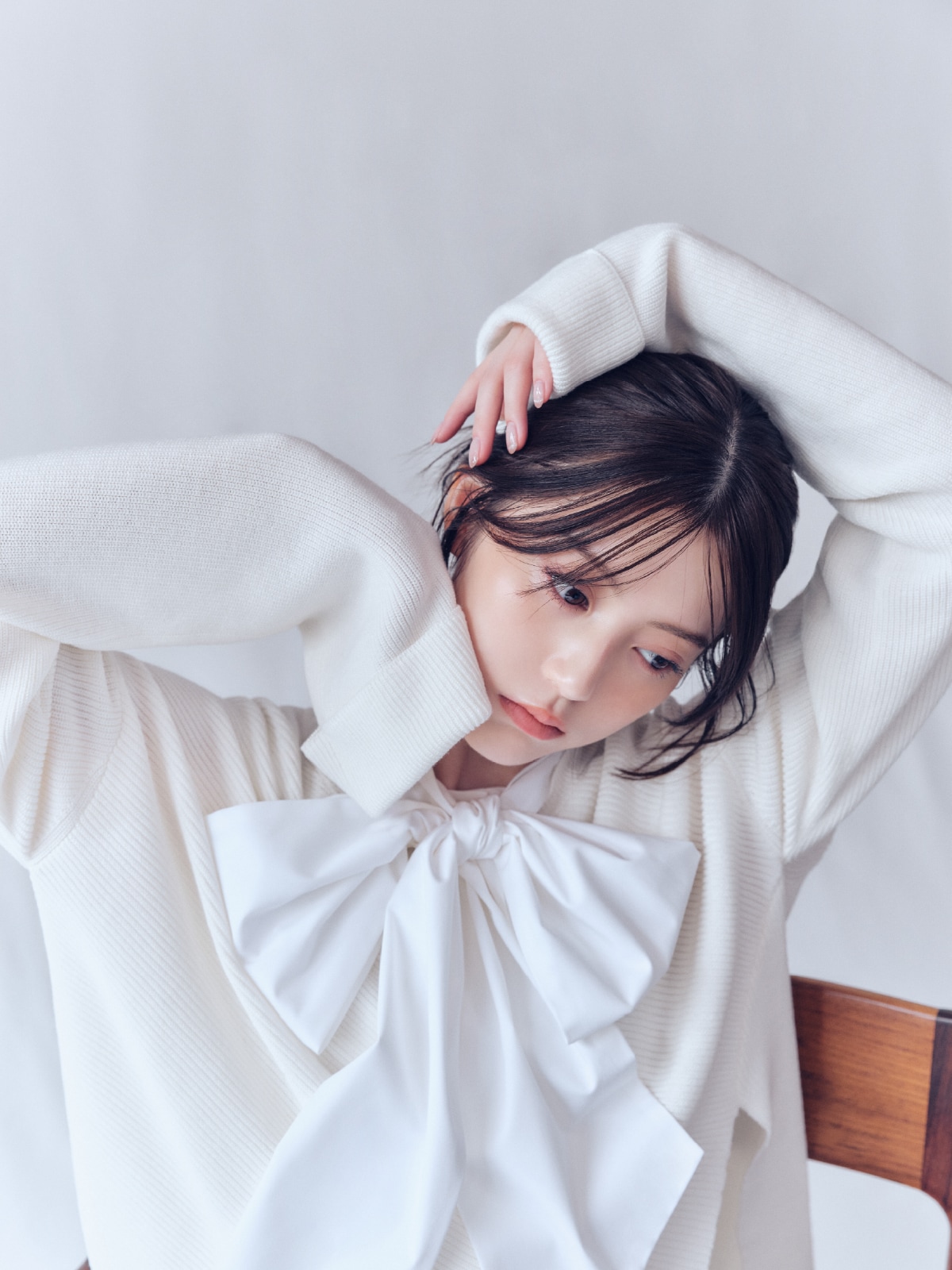 白リボンタイチュニックコンビニットとメタリックチェーンバッグと黒ラウンドトゥロングブーツの着用例