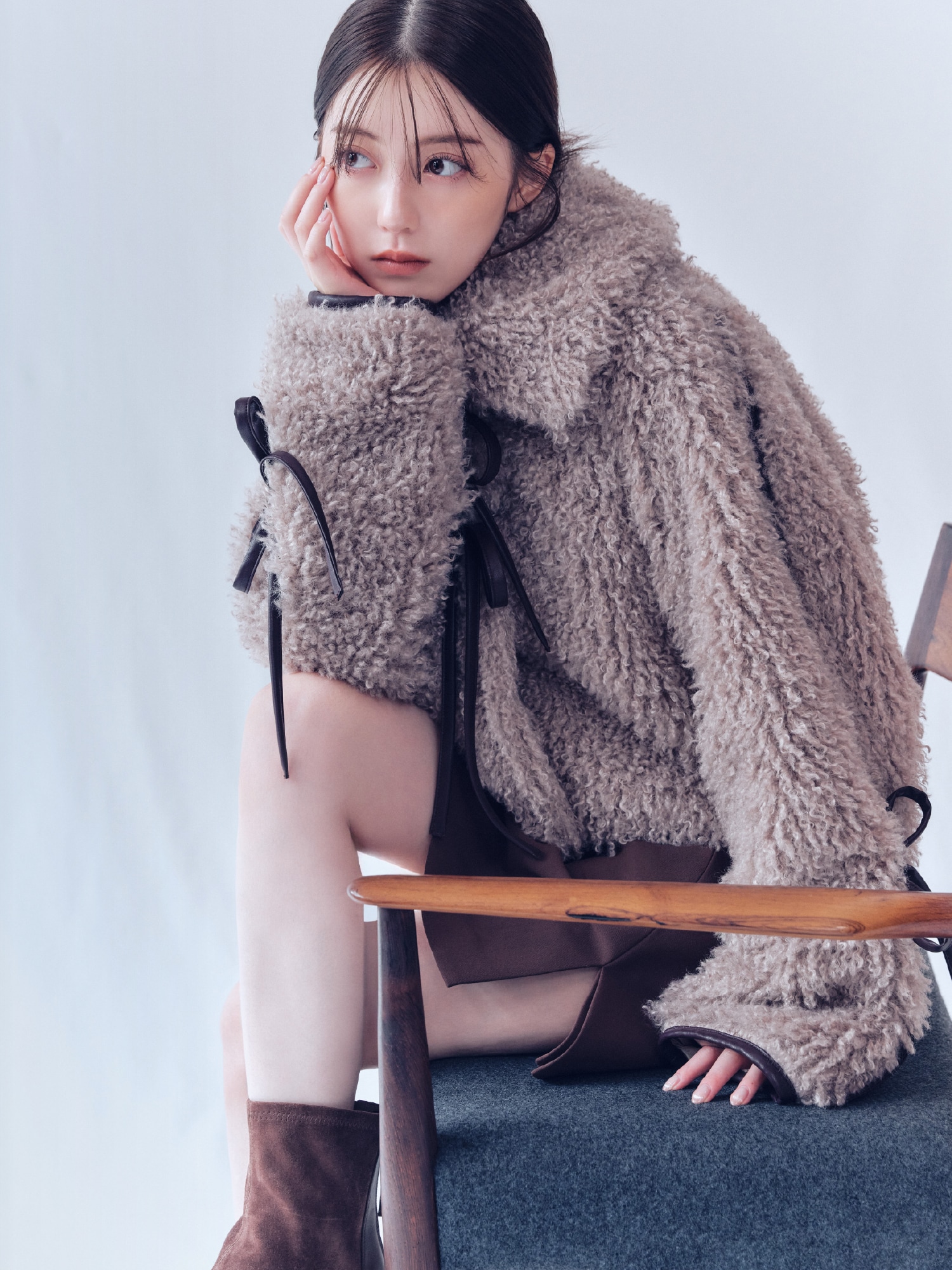 リボンボアファージャケットとブラウンのシンプルスカショーパン、ダークブラウンのストレッチショートブーツの着用例