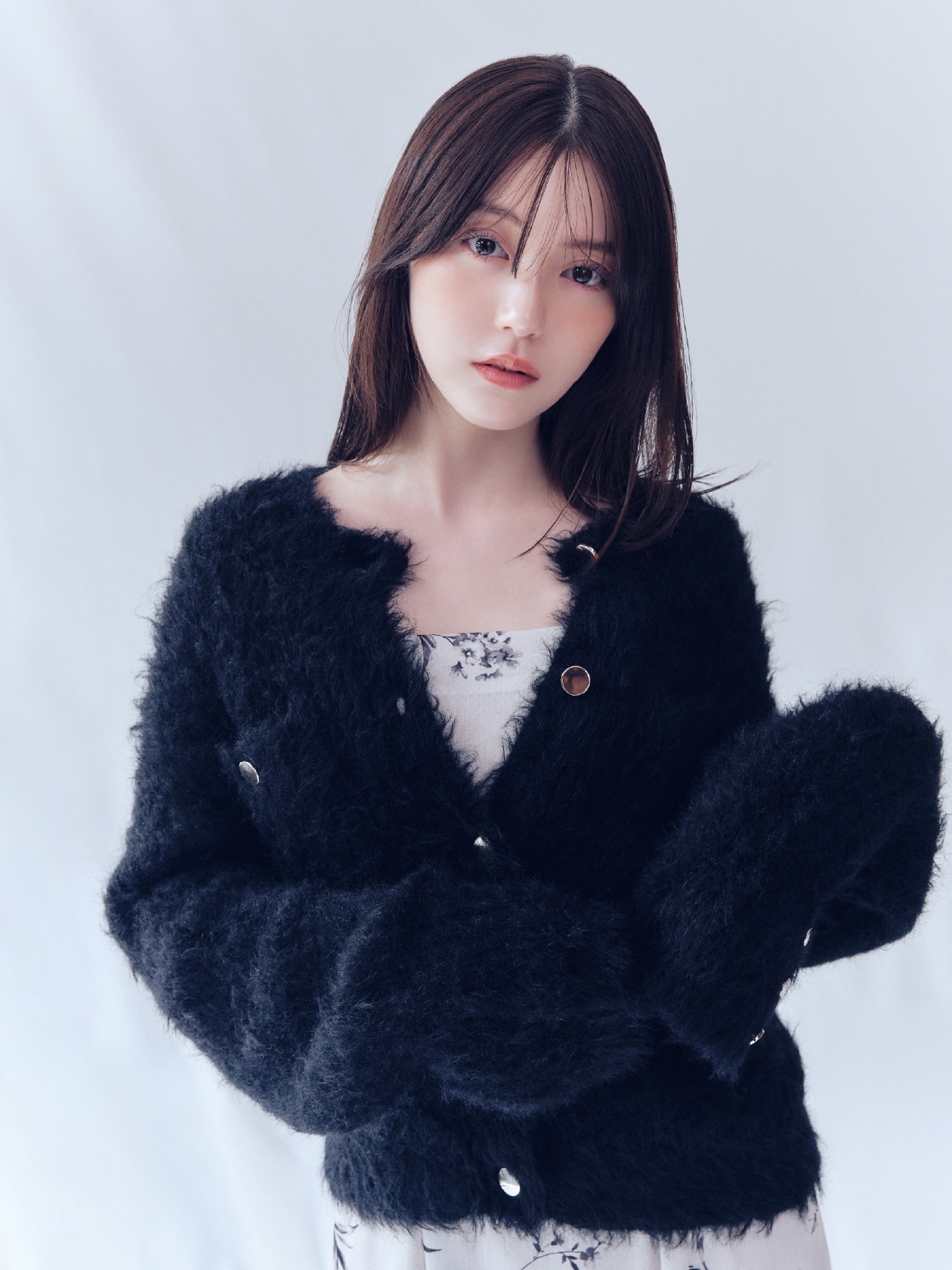 黒のモヘアシャギーニットカーディガン、リボンディテールフローラルワンピのバストアップ写真