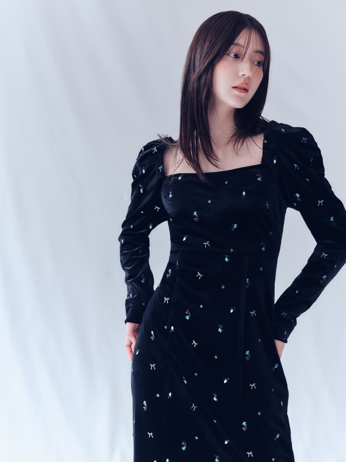 黒地にリボンモチーフを散らしたベロアナローワンピースの着用例