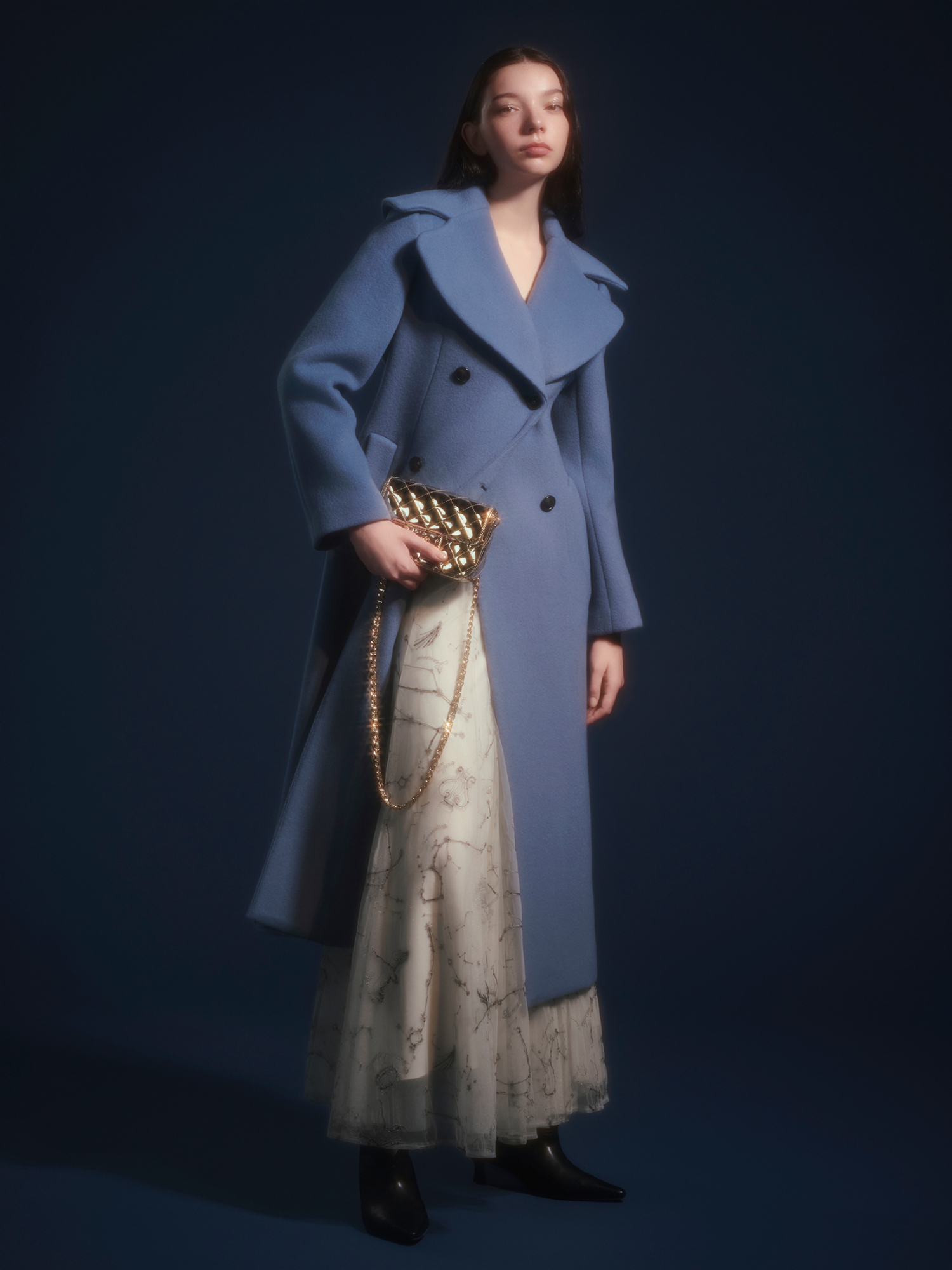 Coat Skirt Bag Shoesを着用したモデル