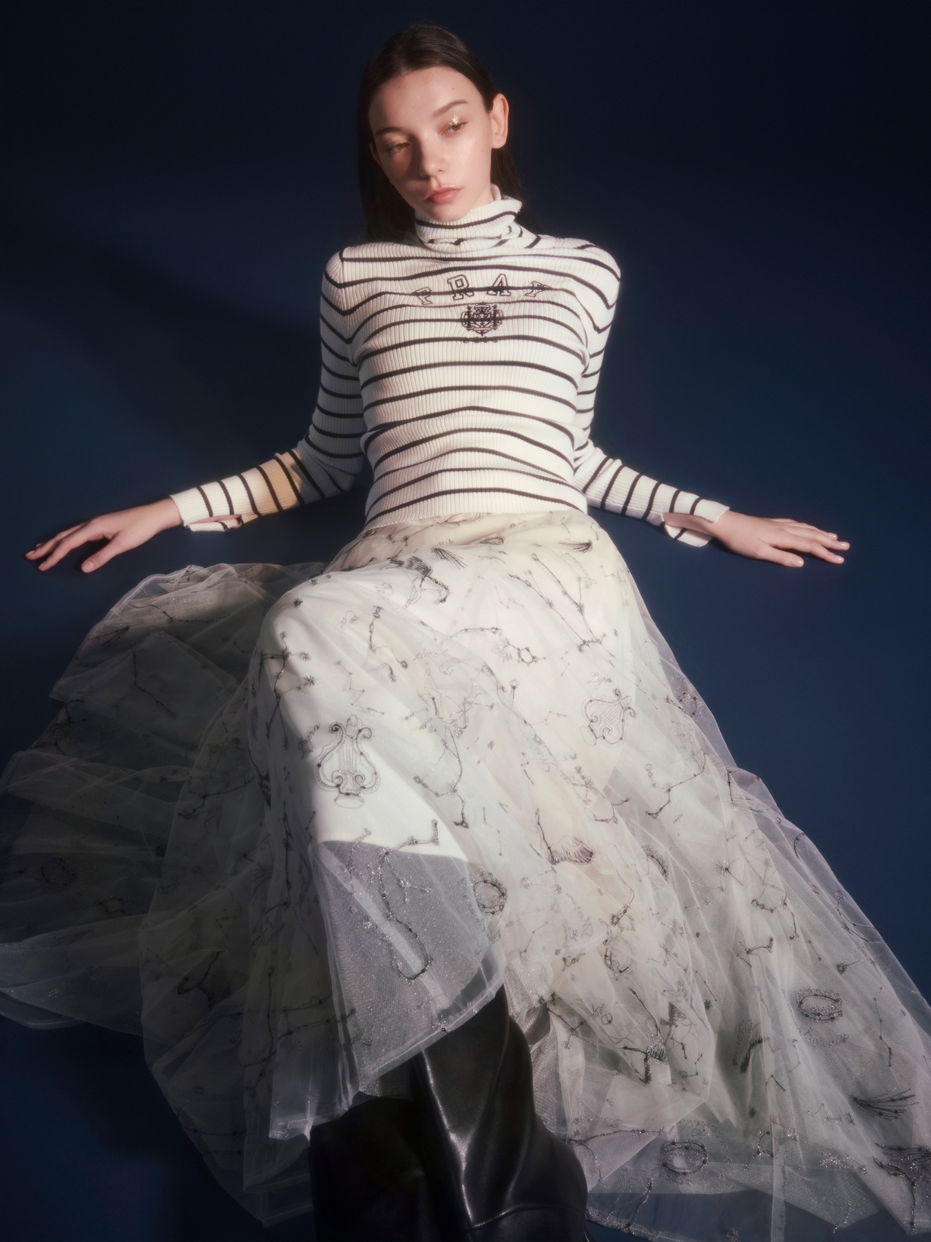 Knit tops Skirt Shoesを着用したモデル