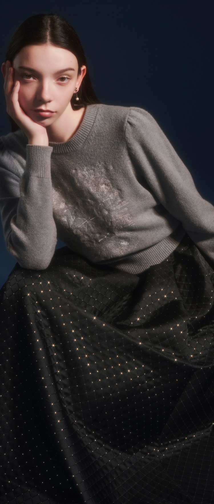 Knit tops Skirt Earringを着用したモデル