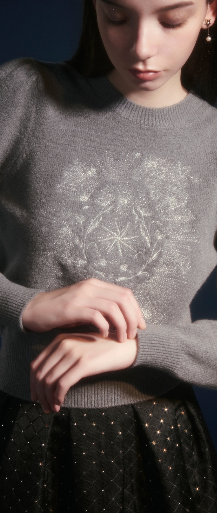 Knit tops Skirt Earringを着用したモデル