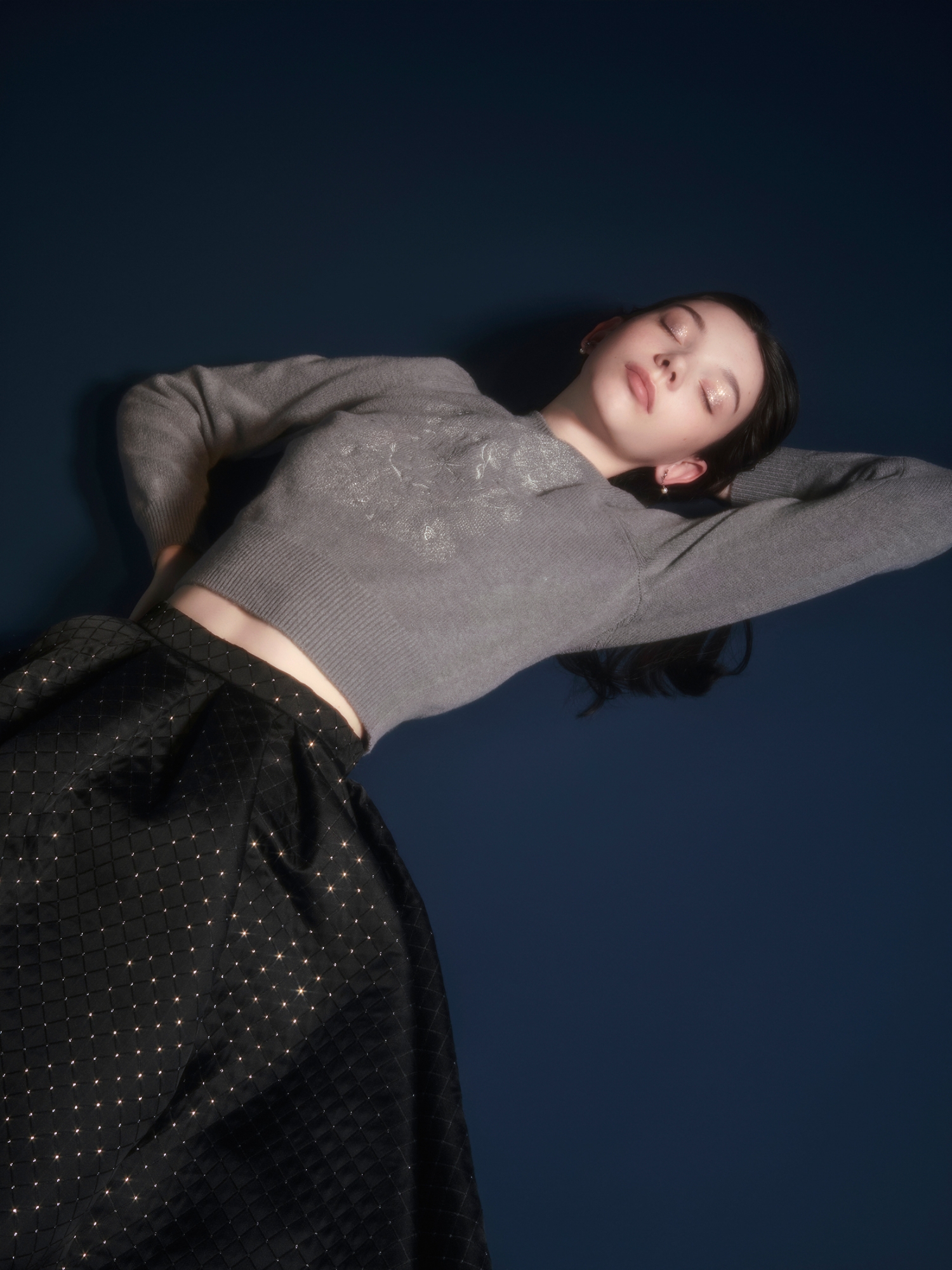 Knit tops Skirt Earringを着用したモデル