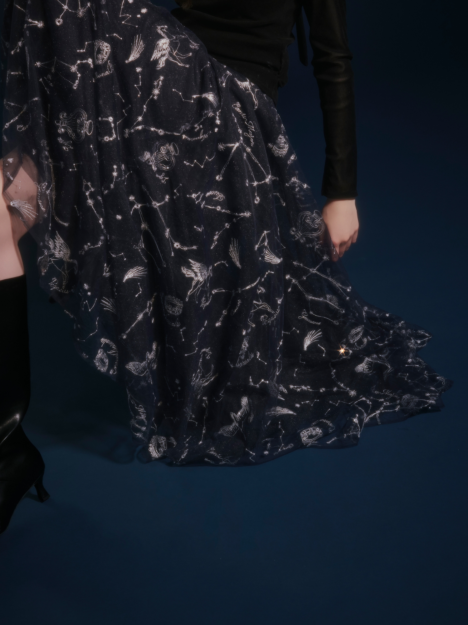 Tops Skirt Shoes Earringを着用するモデル