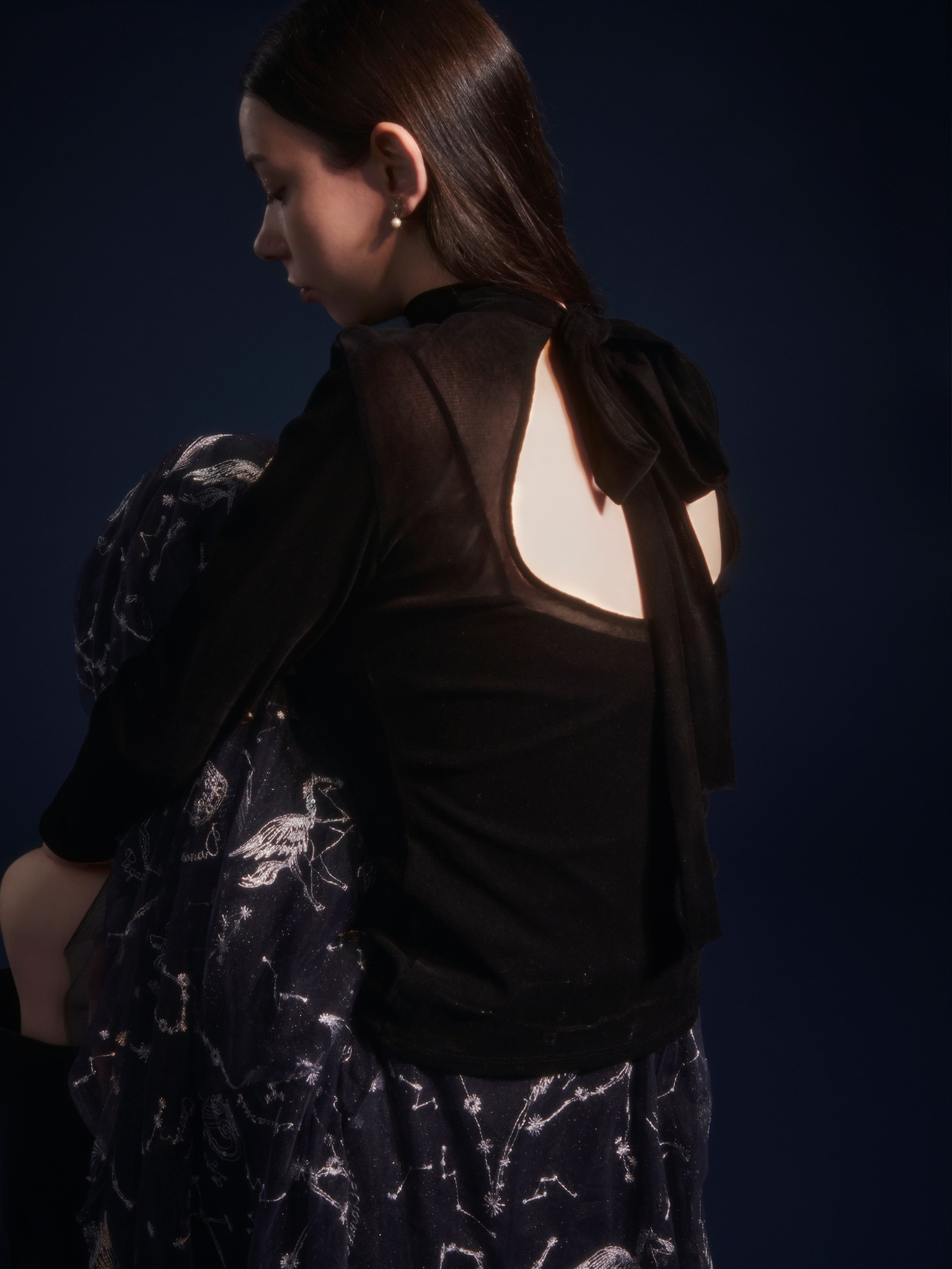 Tops Skirt Shoes Earringを着用するモデル