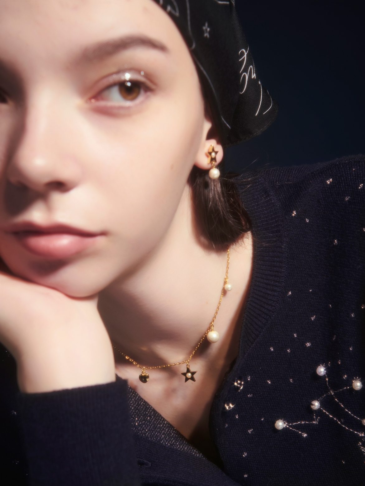 Knit tops Pants Earring Shoesを着用したモデル