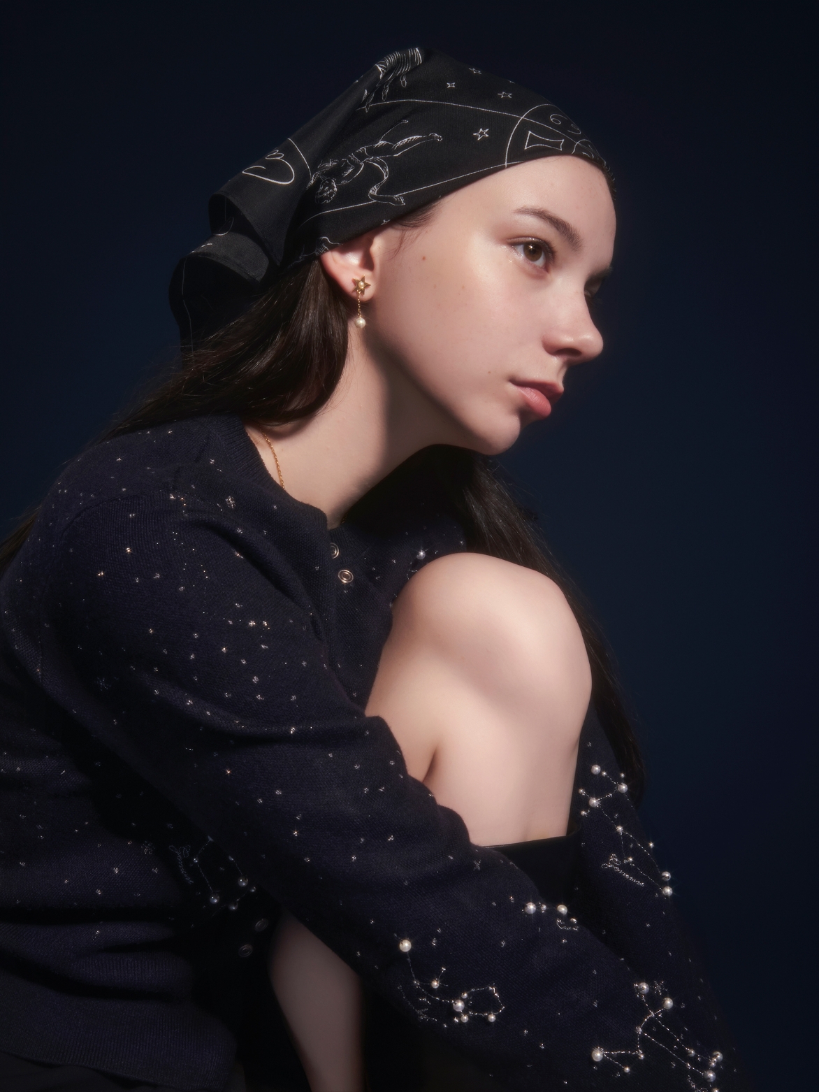 Knit tops Pants Earring Shoesを着用したモデル