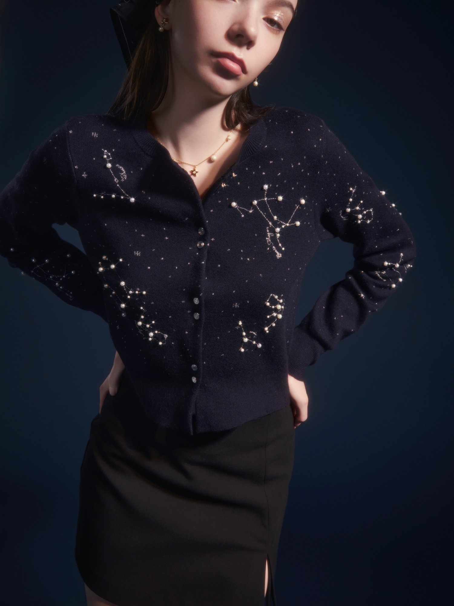 Knit tops Pants Earring Shoesを着用したモデル