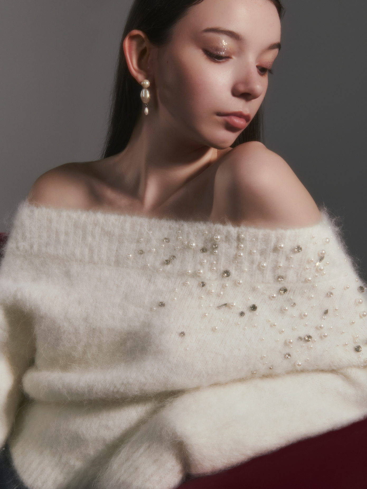 Knit Pants Earringを着用したモデル