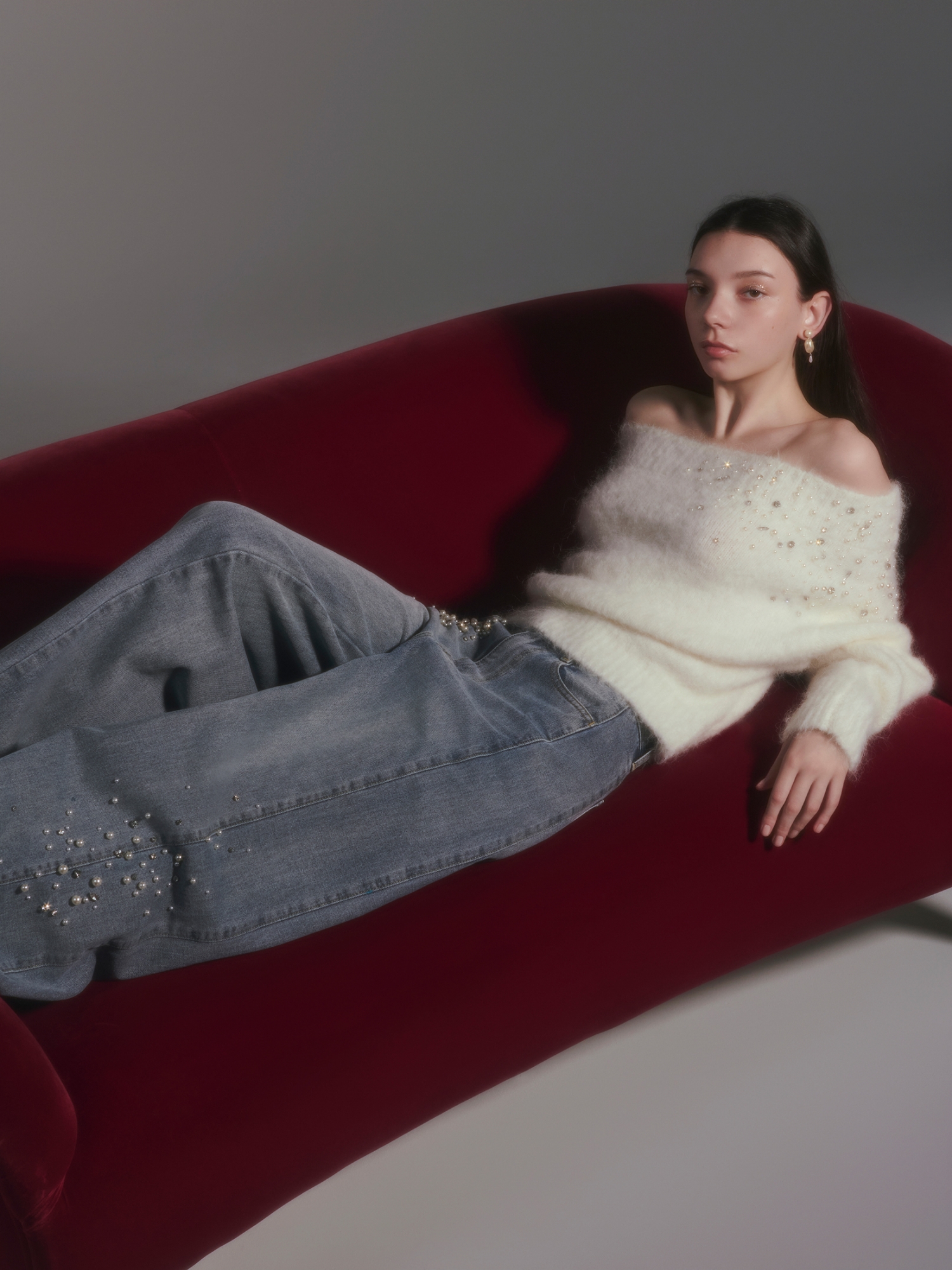 Knit Pants Earringを着用したモデル