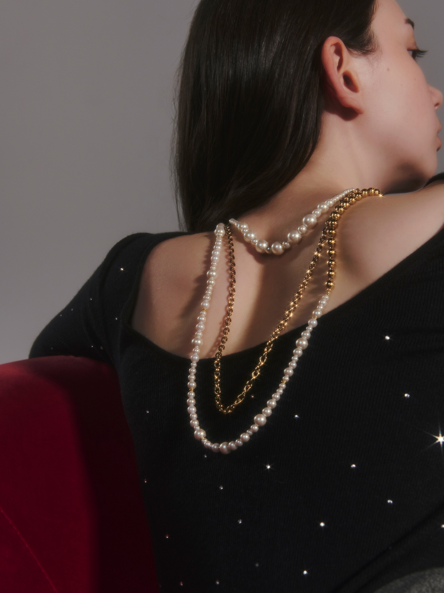 Tops Skirt Necklaceを着用するモデル