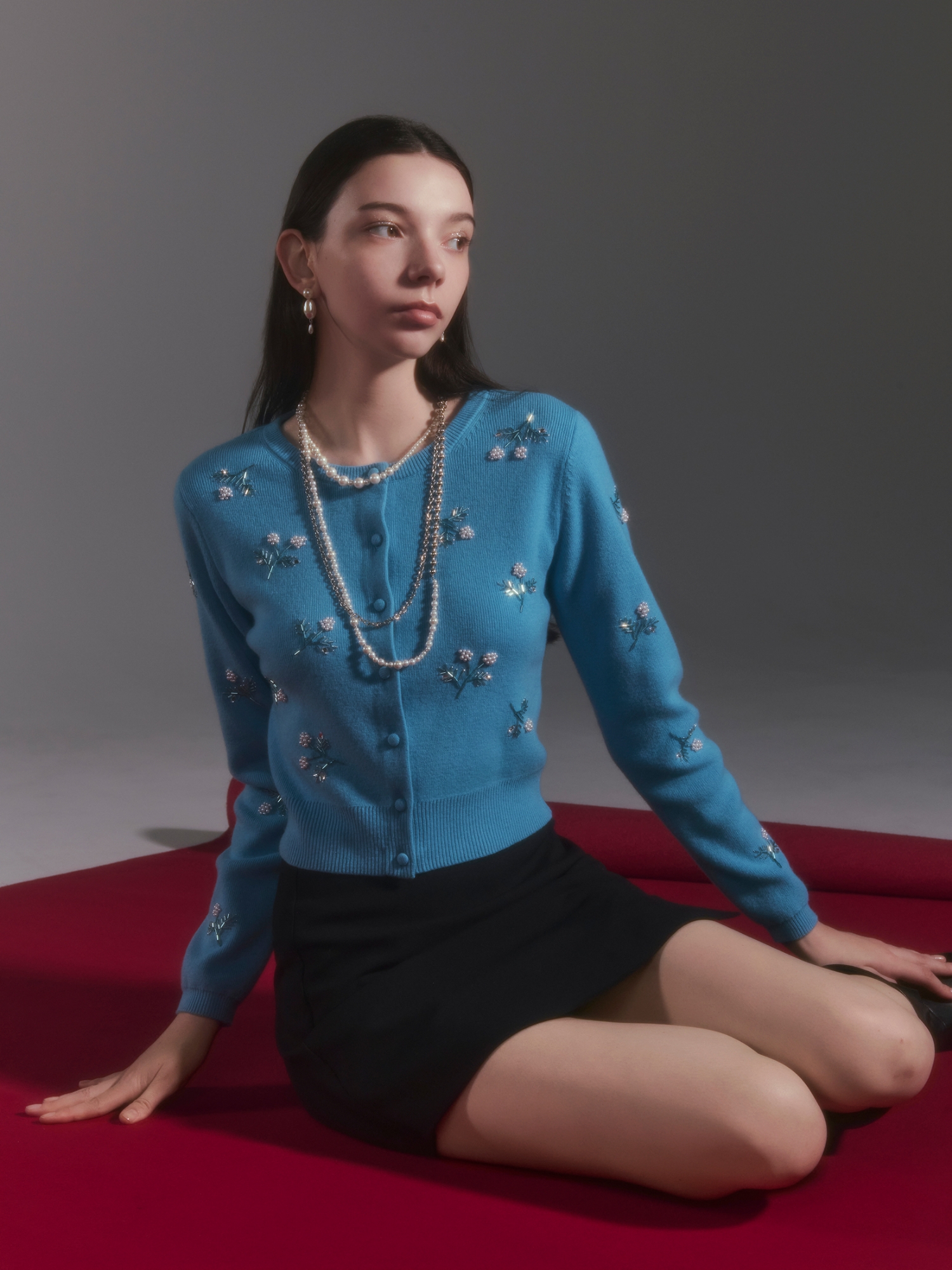 Knit tops Skirt Necklaceを着用するモデル