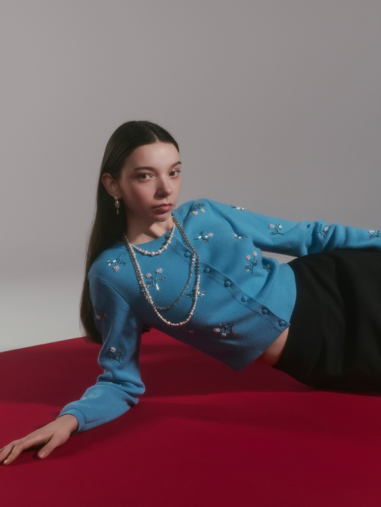 Knit tops Skirt Necklaceを着用するモデル