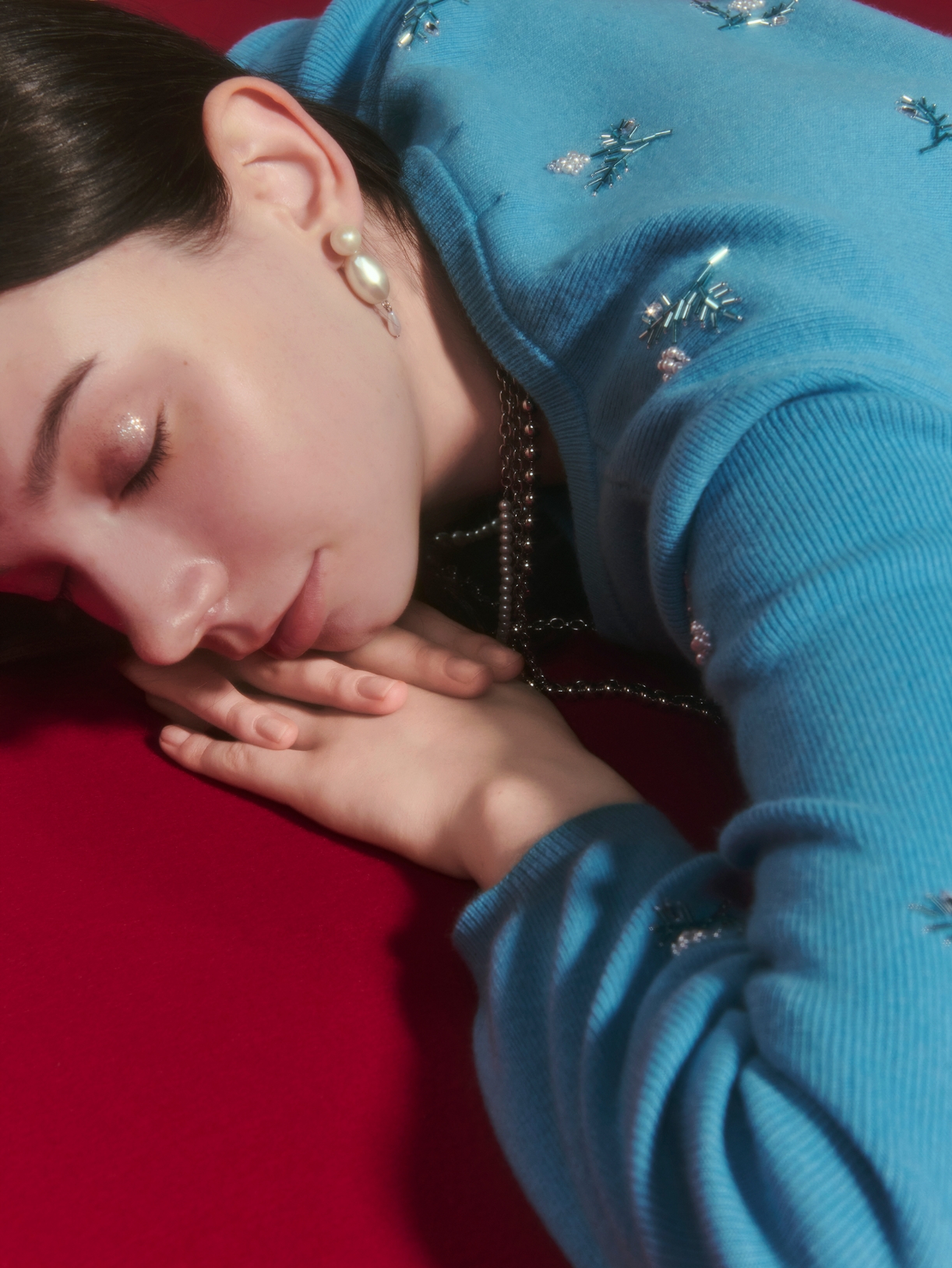 Knit tops Skirt Necklaceを着用するモデル